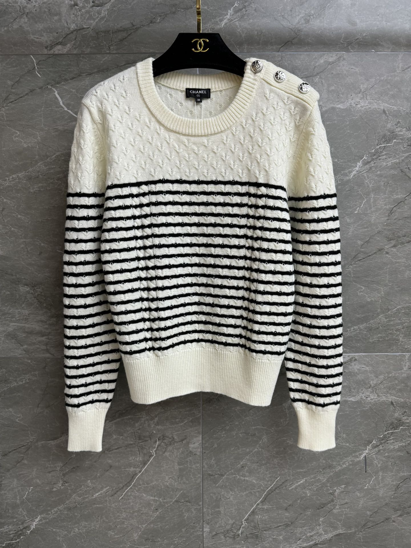 NO:457245,New early autumn style is available. Xiangjia striped shoulder button sweater. 2025 autumn and winter preview series. Shoulder button opening and closing design. Exquisite logo button decoration. Striped color matching. Fashionable and high-end customized knitted fabric. Comfortable and skin-friendly. Normal style. Slim and temperament. Full trademark. Size SML, chanel, sweaters, alexander wang.19860909早秋新款上新啦 香家条纹肩扣毛衣 2025秋冬预告系列 肩扣开合设计 精致logo纽扣装饰 条纹配色时髦高级 定制针织面料 舒适亲肤 正常版型 上身显瘦又气质 商标齐全 尺码SML,,chanel,sweaters,alexander wang,Women's clothing