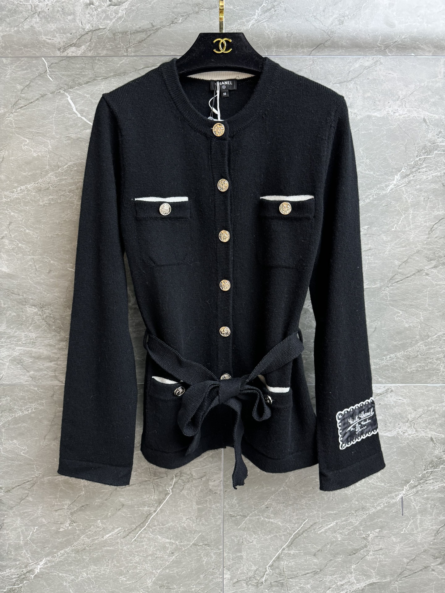 NO:457734,New early autumn style is available. Xiangjia lace-up knitted cardigan. 2025 autumn and winter preview series. Round neck single-breasted design. Multi-pocket decoration. Letter embroidered logo embellished cuffs. Full of high-end feel. Custom knitted fabric. Soft and comfortable. Normal style. Lace-up waist. Slim and temperament. Full trademark. Size SML, chanel, alexander wang.19860909早秋新款上新啦 香家系带针织开衫 2025秋冬预告系列 圆领单排扣设计 多口袋装饰 字母刺绣徽标点缀袖口 满满高级感 定制针织面料 手感柔软舒适 正常版型 系带收腰 上身显瘦又气质 商标齐全 尺码SML,,chanel,alexander wang,Women's clothing