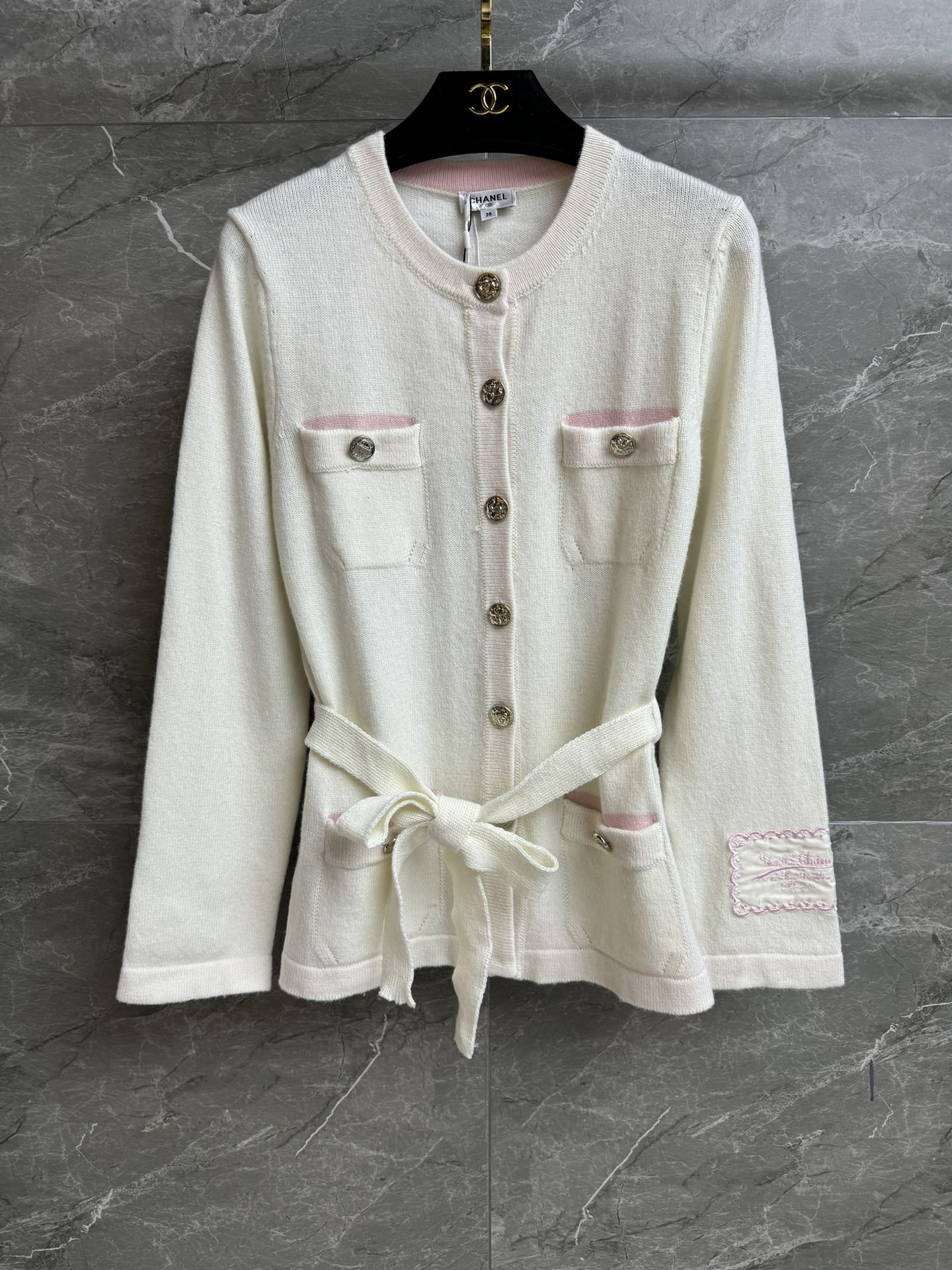 NO:457742,New early autumn style is available. Xiangjia lace-up knitted cardigan. 2025 autumn and winter preview series. Round neck single-breasted design. Multi-pocket decoration. Letter embroidered logo embellished cuffs. Full of high-end feel. Custom knitted fabric. Soft and comfortable. Normal style. Lace-up waist. Slim and temperament. Full trademark. Size SML, chanel, alexander wang.19860909早秋新款上新啦 香家系带针织开衫 2025秋冬预告系列 圆领单排扣设计 多口袋装饰 字母刺绣徽标点缀袖口 满满高级感 定制针织面料 手感柔软舒适 正常版型 系带收腰 上身显瘦又气质 商标齐全 尺码SML,,chanel,alexander wang,Women's clothing