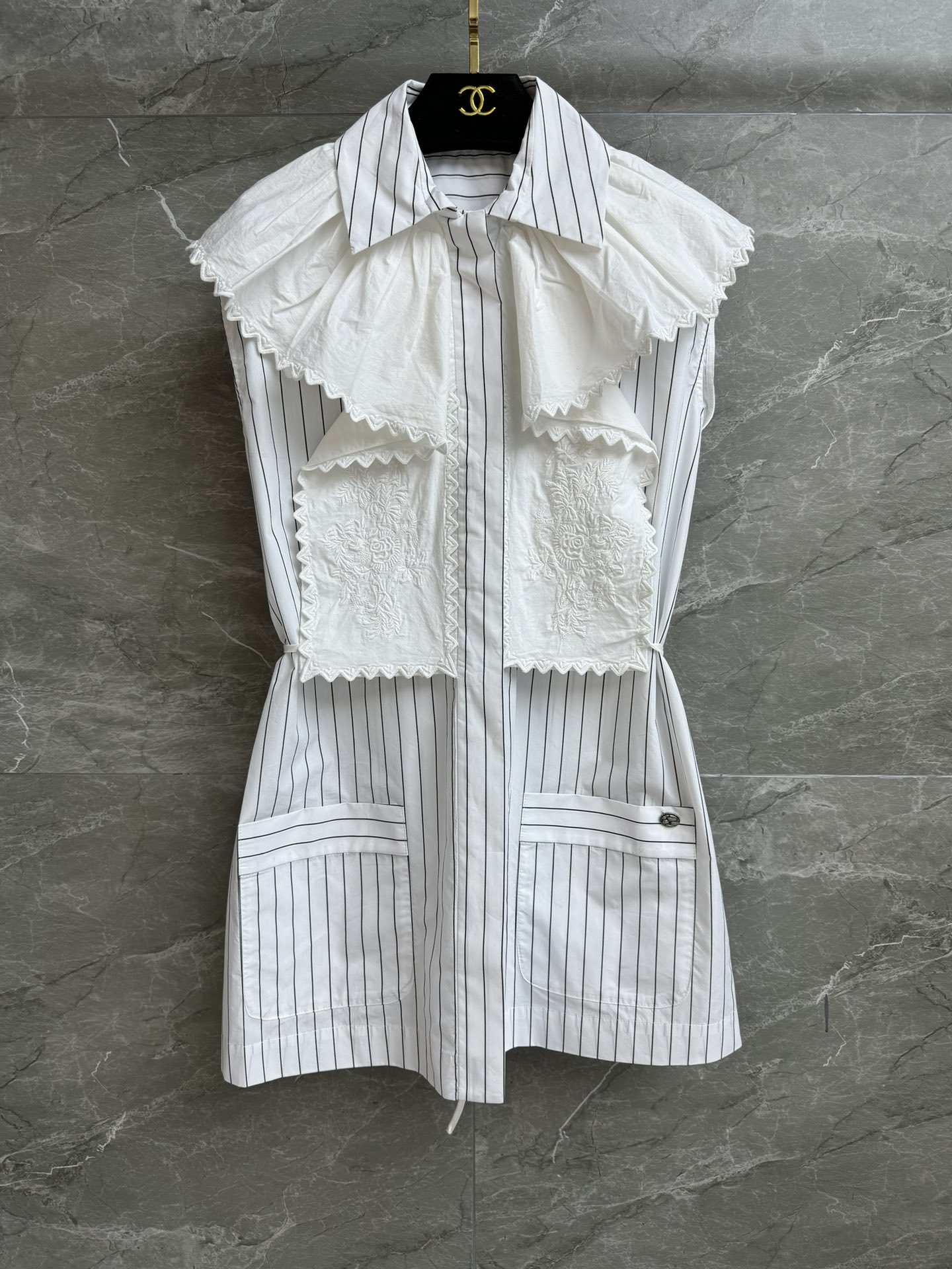 NO:457746,New summer style is available. Xiangjia striped shirt skirt. Middle-aged series. Lace small flying collar and shirt splicing design. Elegant and a bit playful and cute. Customized cotton poplin fabric. Comfortable and breathable. Straight-tube style. Slim and temperament. Full trademark. Size SMl,,chanel, skirts,shirts,alexander wang.19860909夏季新款上新啦 香家条纹衬衫裙 中古系列 蕾丝小飞领搭配衬衫拼接设计 优雅又带点俏皮可爱 定制棉府绸面料 舒适透气 直筒版型 上身显瘦又气质 商标齐全 尺码SMl,,chanel,skirts,shirts,alexander wang,Women's clothing