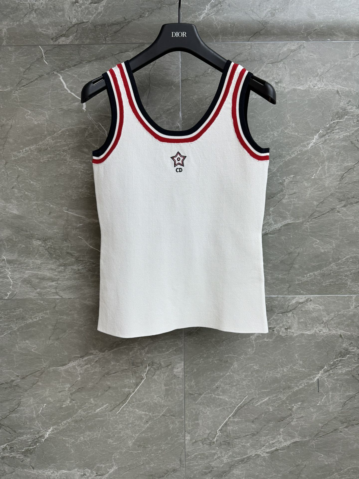 NO:579608,The high version has been shipped. D's tennis knitted vest 2025 summer series, tennis sports style, three-color striped shoulder straps embellished with CD star embroidery pattern decoration, fashionable and high-end, technical knitted fabric, slim fit, the upper body is slim and versatile, complete trademarks, sizes SMLxL, dior, alexander wang19860909高版本出货啦 D家网球针织背心 2025夏季系列 网球运动风 三色条纹肩带点缀 CD星星刺绣图案装饰 时髦洋气高级 科技针织面料 修身版型 上身显瘦又百搭 商标齐全 尺码SMLxL,,dior,alexander wang,Women's clothing