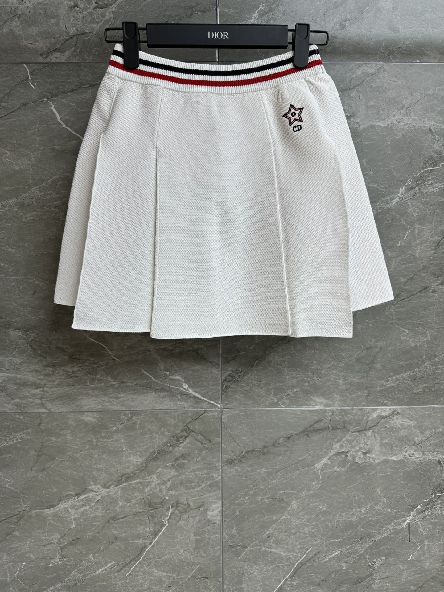 NO:458658,High-version shipped D-home tennis pleated skirt 2025 summer series Tennis sports style Elastic elastic waist Three-color striped embellishment CD star embroidery pattern decoration Fashionable and fashionable Technology knitted fabric A-line skirt style Slim and versatile upper body Full trademark Size SMLxL,,dior, skirts,alexander wang19860909高版本出货啦 D家网球百褶半裙 2025夏季系列 网球运动风 松紧弹力腰头 三色条纹点缀 CD星星刺绣图案装饰 时髦洋气 科技针织面料 A字裙版型 上身显瘦又百搭 商标齐全 尺码SMLxL,,dior,skirts,alexander wang,Women's clothing