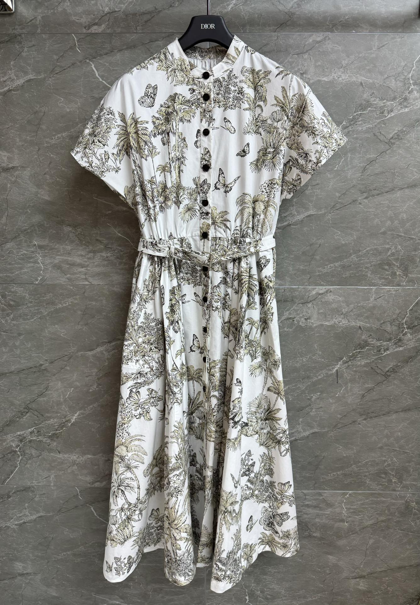 NO:458668,New models for early autumn are available. D home jungle print dress. 2025 early autumn series. Standing collar collar design. Hazelnut jungle print pattern. CD bee embroidery. Cold and high-end. Silk cotton poplin fabric. Comfortable and breathable. A-swing waist dress style. Equipped with belts in the same color. The upper body looks slim and temperament. Full trademark. Size SML,,dior, skirts,alexander wang.19860909早秋新款上新啦 D家丛林印花连衣裙 2025早秋系列 立领领口设计 榛果色丛林印花图案 CD蜜蜂刺绣点缀 清冷高级 丝棉府绸面料 舒适透气 A摆收腰连衣裙版型 配有同色系腰带 上身显瘦又气质 商标齐全 尺码SML,,dior,skirts,alexander wang,Women's clothing