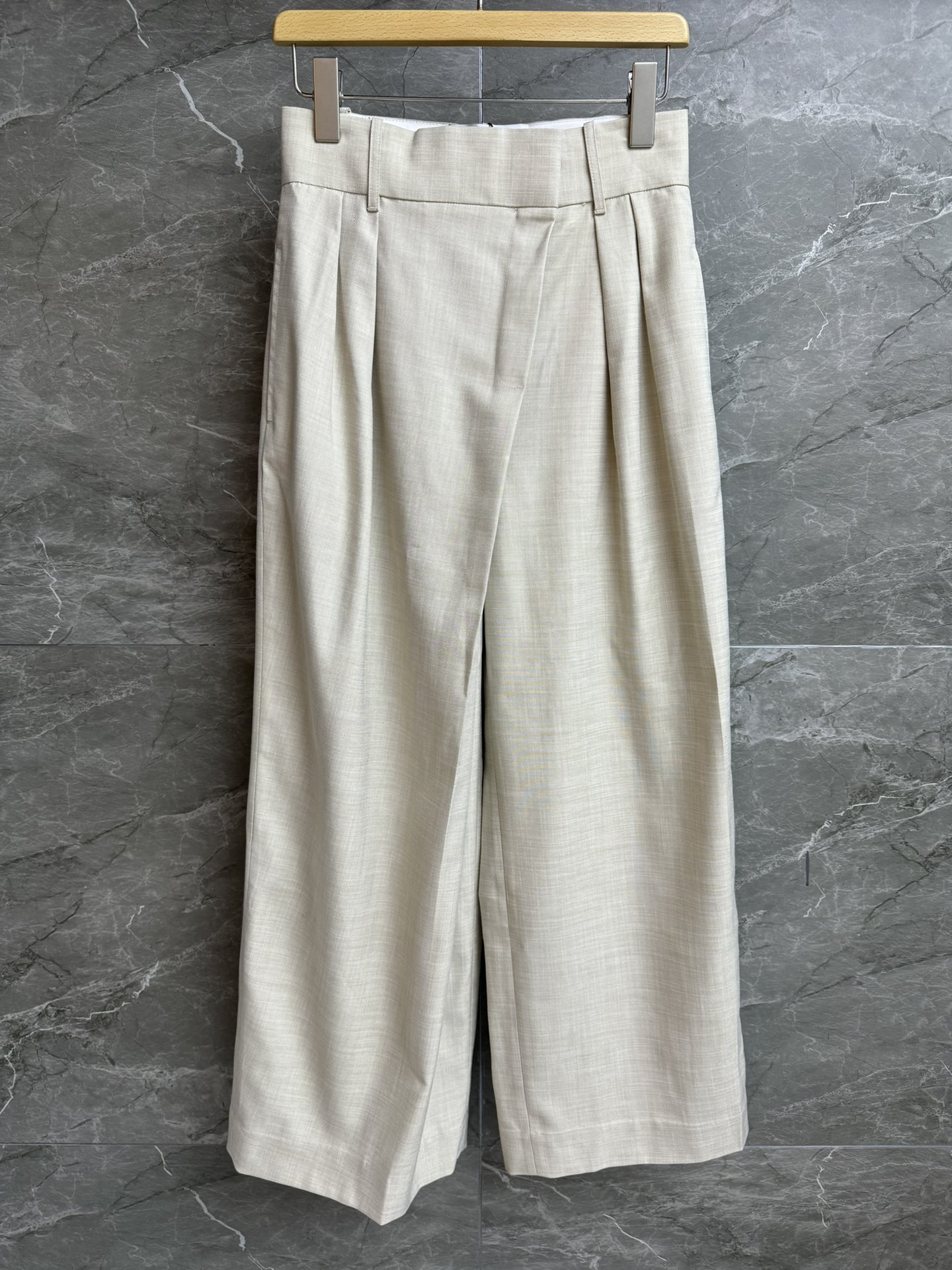 NO:460283,New models are shipped in early autumn!  Luo Yiwei asymmetric wide-leg pants 2025 autumn and winter series Asymmetric hook buckle design Back logo leather logo decoration Simple and atmospheric and design-oriented Lightweight wool fabric High-waist wide-leg pants style Slim and versatile upper body Full trademark Size SML, Loewe, alexander wang19860909早秋新款出货啦！ 罗意威不对称阔腿裤 2025秋冬系列 不对称钩扣设计 后背logo皮标装饰 简约大气有设计感 轻质羊毛面料 高腰阔腿裤版型 上身显瘦又百搭 商标齐全 尺码SML,,loewe,alexander wang,Women's clothing