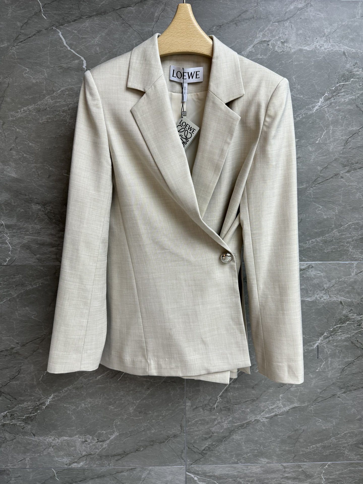 NO:460268,New models are shipped in early autumn!  Luo Yiwei One-button suit 2025 autumn and winter series, three-dimensional twisted waist design, two ways to wear with one silver button, open and relaxed, the button highlights the figure and design sense, lightweight wool fabric, draped and comfortable and textured, three-dimensional tailoring, upper body looks slim and temperament, full trademark size SML, loewe, business suit, alexander wang19860909早秋新款出货啦！ 罗意威一粒扣西装 2025秋冬系列 腰部立体扭褶设计 一粒银色纽扣解锁两种穿法 敞开松弛随意 扣上凸显身材又有设计感 轻质羊毛面料 垂坠舒适有质感 立体剪裁版型 上身显瘦又气质 商标齐全 尺码SML,,loewe,business suit,alexander wang,Women's clothing