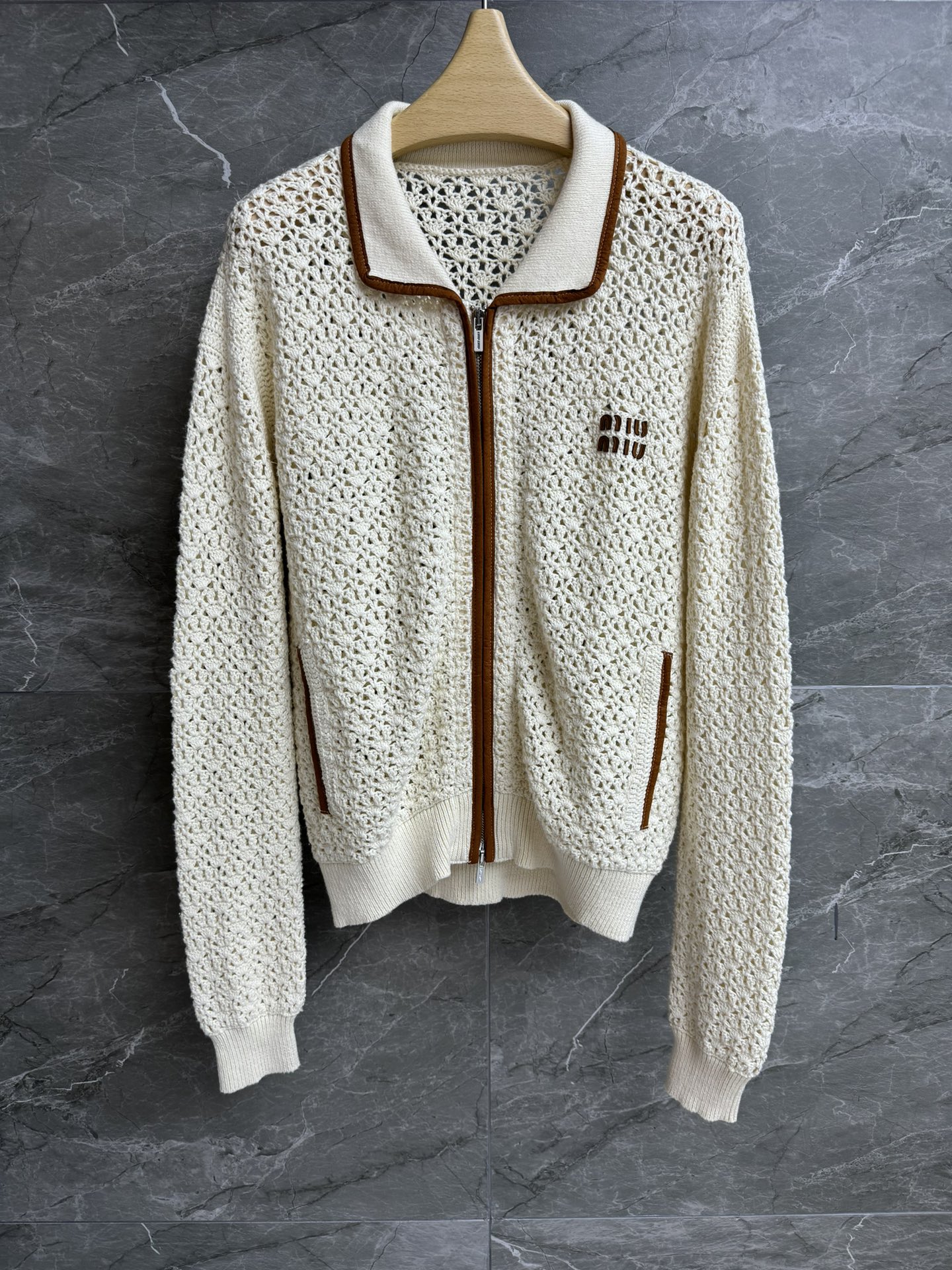 NO:461822,New early autumn style is available. Miu hollow leather jacket. 2025 early autumn series. Suede splicing design. Hollow hook weaving. Letter logo embellishment. High-end fashionable and fashionable. Customized knitted fabric. Normal style. Slim and temperament. Full trademark. Size smL,,miumiu, jackets & coats,chamois leather,alexander wang.19860909早秋新款上新啦 Miu镂空拼皮外套 2025早秋系列 麂皮拼接设计 镂空钩花编织 字母logo图案点缀 高级时髦洋气 定制针织面料 正常版型 上身显瘦又气质 商标齐全 尺码smL,,miumiu,jackets & coats,chamois leather,alexander wang,Women's clothing