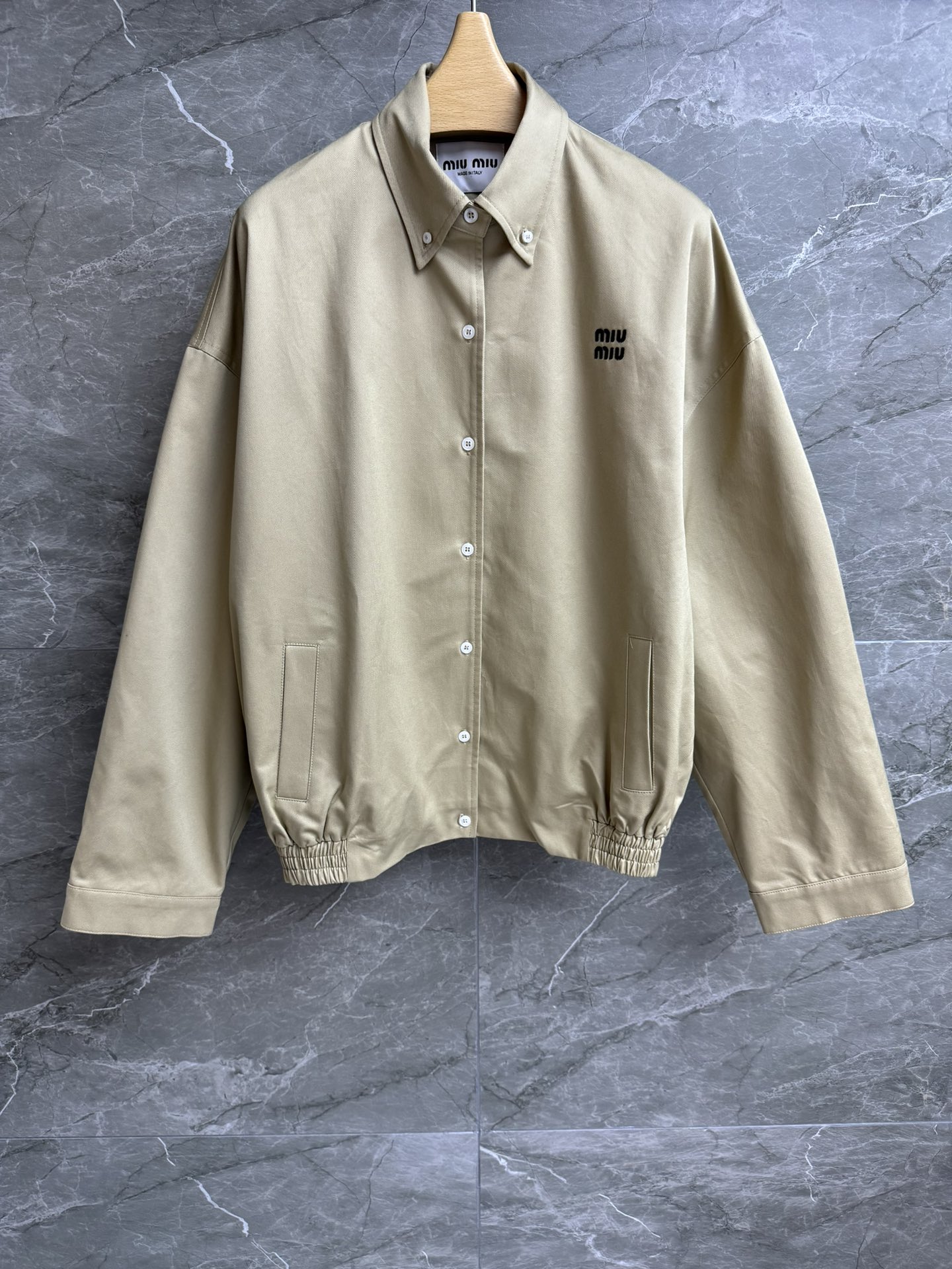 NO:461850,New models for early autumn are available. Miu Twill Cotton Jacket 2025 Early autumn series. Shirt collar design. Letter embroidery logo embellishment. Khaki casual retro. Customized Twill Cotton fabric. Comfortable and skin-friendly. Loose style. Slim and versatile. Full trademark. Size SML,,miumiu, jackets & coats,shirts,alexander wang.19860909早秋新款上新啦 Miu斜纹棉布外套 2025早秋系列 衬衫领设计 字母刺绣logo点缀 卡其色休闲复古 定制斜纹棉布面料 舒适亲肤 宽松版型 上身显瘦又百搭 商标齐全 尺码SML,,miumiu,jackets & coats,shirts,alexander wang,Women's clothing