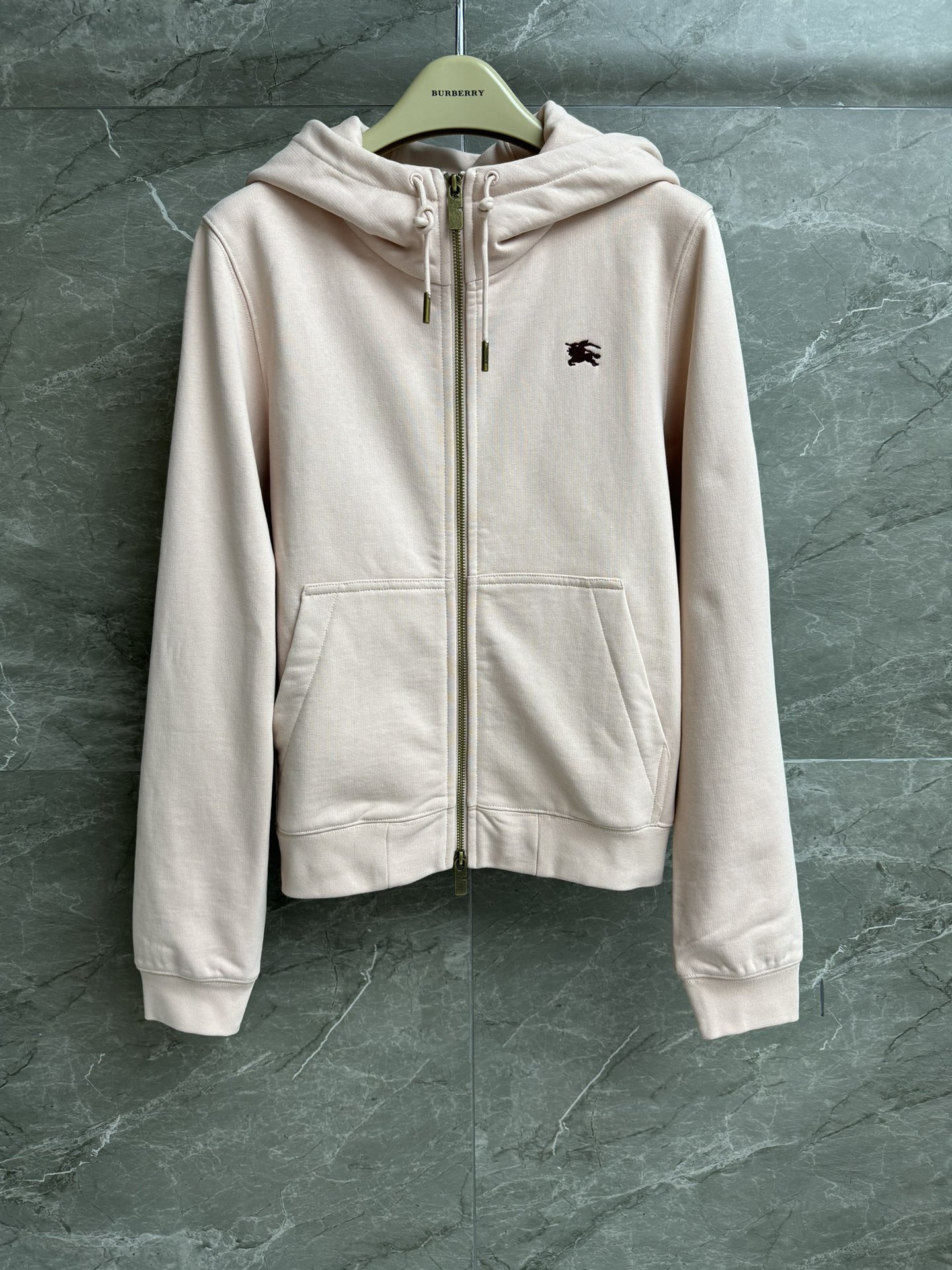 NO:461812,New models for early autumn are available. B-home Knight seal sweatshirt 2025 early autumn series Hooded zipper design Back knight war horse embroidery pattern Casual and fashionable high-end Customized sweatshirt cotton material Comfortable and skin-friendly breathable Normal style Slim and versatile upper body Full trademark Size SMLxL, hoodie, sweatshirts,hats,alexander wang19860909早秋新款上新啦 B家骑士印章卫衣 2025早秋系列 连帽拉链设计 后背骑士战马刺绣图案 休闲时髦高级 定制卫衣棉材质 舒适亲肤透气 正常版型 上身显瘦又百搭 商标齐全 尺码SMLxL,,hoodie,sweatshirts,hats,alexander wang,Women's clothing