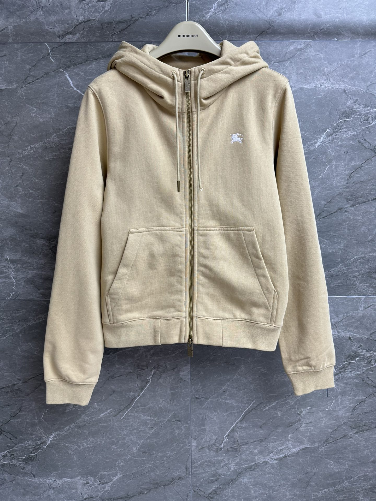 NO:461756,New models for early autumn are available. B-home Knight seal sweatshirt 2025 early autumn series Hooded zipper design Back knight war horse embroidery pattern Casual and fashionable high-end Customized sweatshirt cotton material Comfortable and skin-friendly breathable Normal style Slim and versatile upper body Full trademark Size SMLxl, hoodie, sweatshirts,hats,alexander wang19860909早秋新款上新啦 B家骑士印章卫衣 2025早秋系列 连帽拉链设计 后背骑士战马刺绣图案 休闲时髦高级 定制卫衣棉材质 舒适亲肤透气 正常版型 上身显瘦又百搭 商标齐全 尺码SMLxl,,hoodie,sweatshirts,hats,alexander wang,Women's clothing