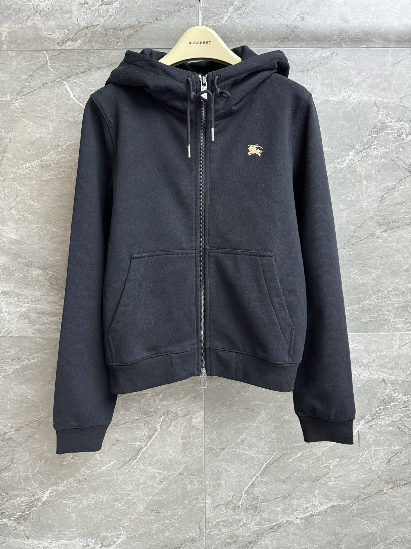 NO:461774,New models for early autumn are available. B-home Knight seal sweatshirt 2025 early autumn series Hooded zipper design Back knight war horse embroidery pattern Casual and fashionable high-end Customized sweatshirt cotton material Comfortable and skin-friendly breathable Normal style Slim and versatile upper body Full trademark Size SMLxL, hoodie, sweatshirts,hats,alexander wang19860909早秋新款上新啦 B家骑士印章卫衣 2025早秋系列 连帽拉链设计 后背骑士战马刺绣图案 休闲时髦高级 定制卫衣棉材质 舒适亲肤透气 正常版型 上身显瘦又百搭 商标齐全 尺码SMLxL,,hoodie,sweatshirts,hats,alexander wang,Women's clothing