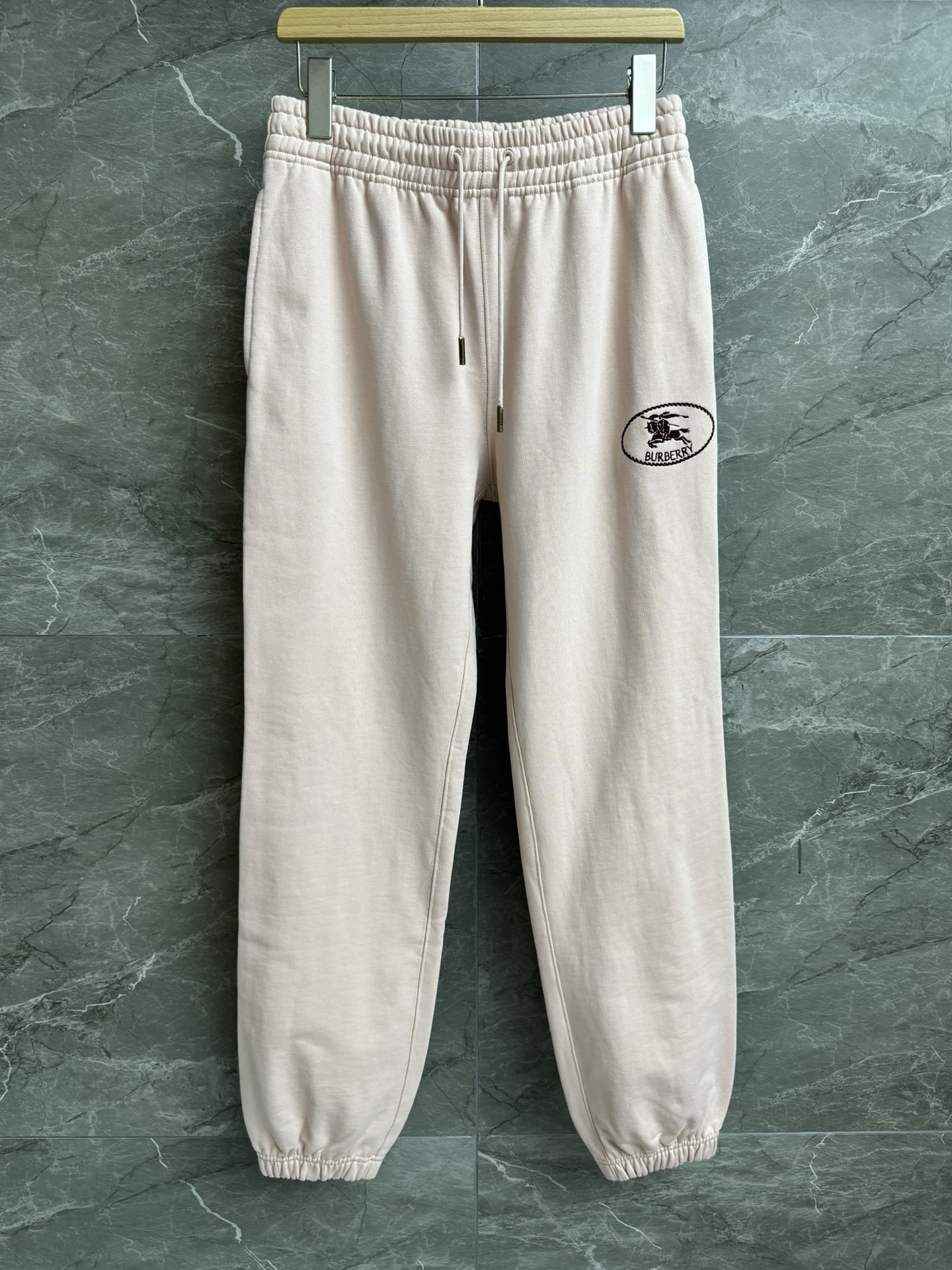 NO:461782,New models for early autumn are available. B-home Knight's Seal Sport Pants 2025 Early autumn series Elastic elastic waist knight's war horse embroidery pattern embellishment casual and simple high-end customized cotton fabric comfortable and skin-friendly breathable foot-length sports pants style lazy and casual and not picky legs. Full trademark size SMLxL,,alexander wang19860909早秋新款上新啦 B家骑士印章运动裤 2025早秋系列 松紧弹力腰头 骑士战马刺绣图案点缀 休闲简约高级 定制棉质面料 舒适亲肤透气 束脚运动裤版型 慵懒随意不挑腿型 商标齐全 尺码SMLxL,,alexander wang,Women's clothing