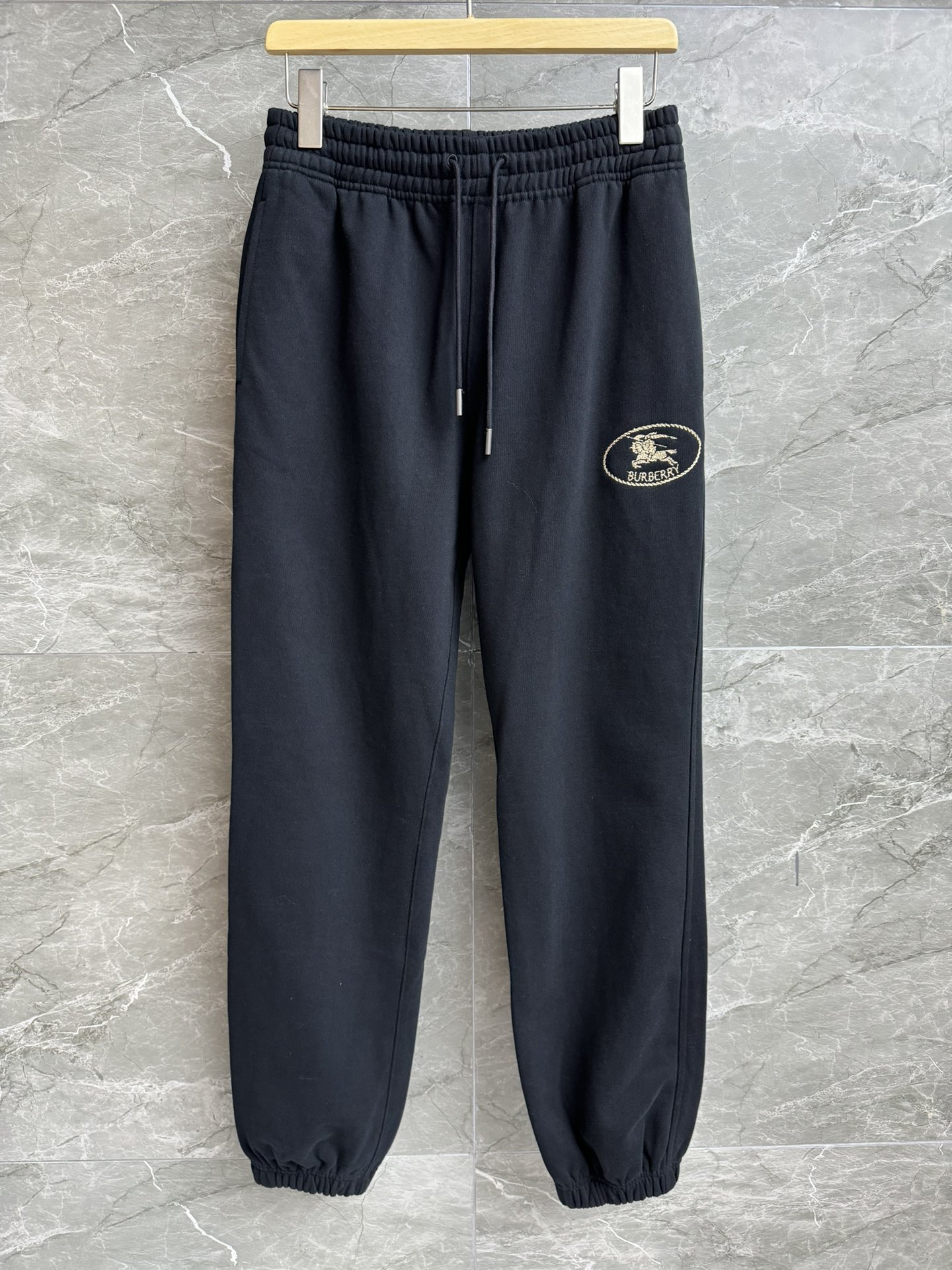 NO:461797,New models for early autumn are available. B-home Knight's Seal Sport Pants 2025 Early autumn series Elastic elastic waist knight's war horse embroidery pattern embellishment casual and simple high-end customized cotton fabric comfortable and skin-friendly breathable foot-length sports pants style lazy and casual and not picky legs. Full trademark size SMLxL,,alexander wang19860909早秋新款上新啦 B家骑士印章运动裤 2025早秋系列 松紧弹力腰头 骑士战马刺绣图案点缀 休闲简约高级 定制棉质面料 舒适亲肤透气 束脚运动裤版型 慵懒随意不挑腿型 商标齐全 尺码SMLxL,,alexander wang,Women's clothing