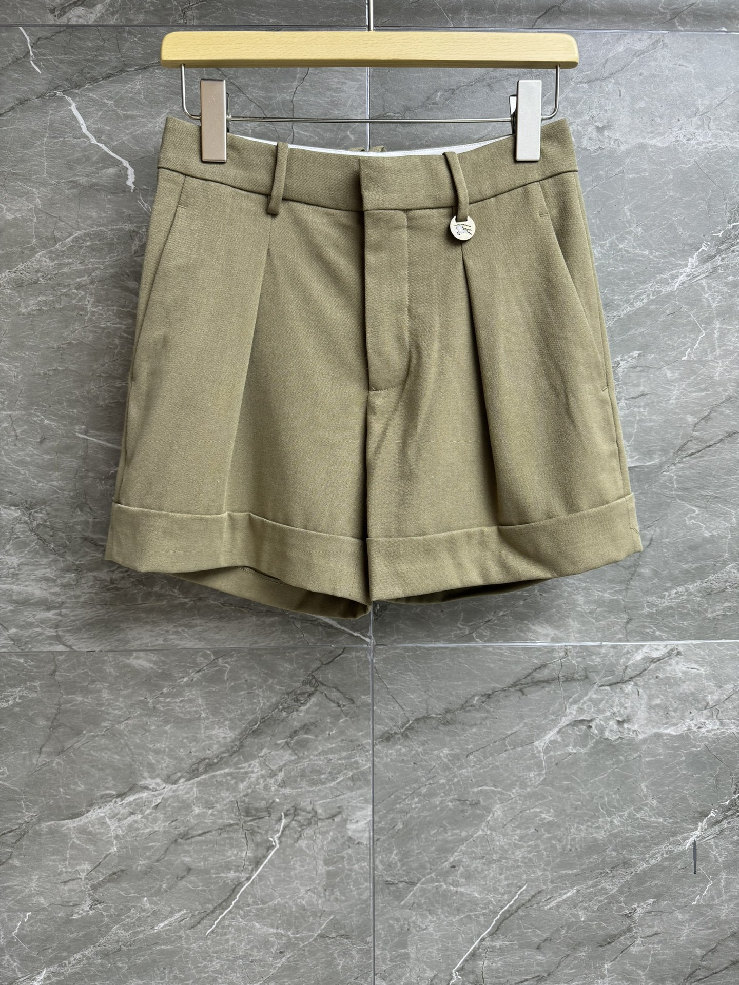 NO:461803,New early autumn style is available. B-home wool suit shorts. 2025 early autumn series. Zippered placket with hook buttons. Equestrian knight embossed pendant decoration. Simple and fashionable. Customized wool fabric. High-waisted shorts. The upper body looks slim and versatile. Full trademark. Size SMLxL, shorts, business suit, alexander wang.19860909早秋新款上新啦 B家羊毛西装短裤 2025早秋系列 拉链门襟配钩扣 马术骑士压花吊坠装饰 简约时髦 定制羊毛面料 高腰短裤版型 上身显瘦又百搭 商标齐全 尺码SMLxL,,shorts,business suit,alexander wang,Women's clothing