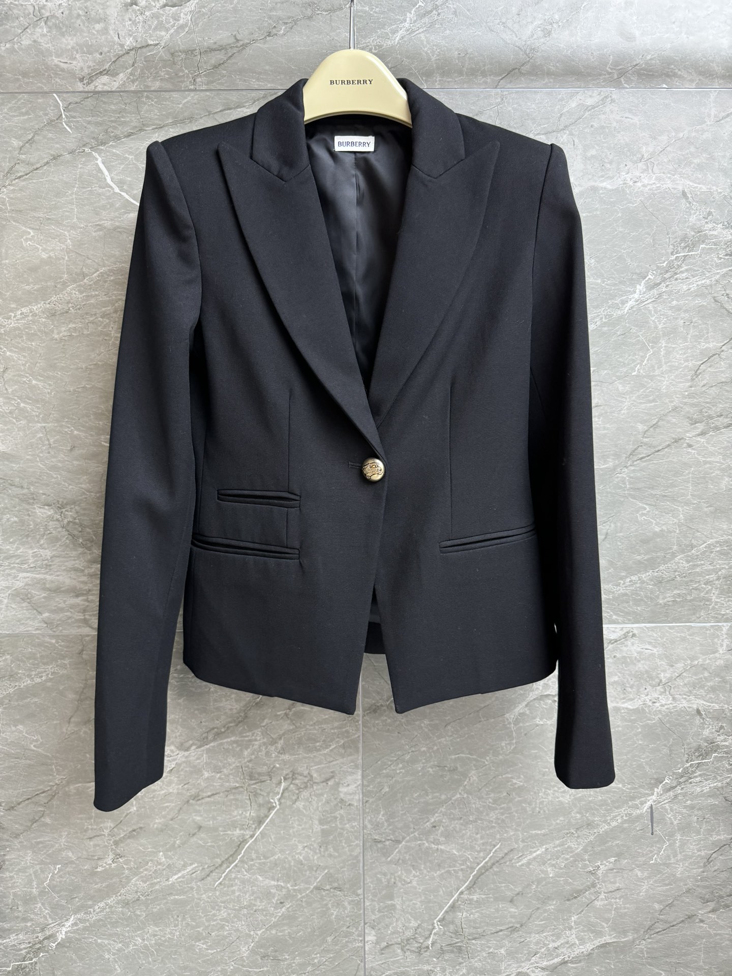 NO:461815,New models for early autumn are available!  B-home wool suit jacket 2025 early autumn series Gunp neckline One-piece button design Simple and atmospheric high-end Custom suit fabric Comfortable and hard and stylish Three-dimensional tailoring style Slim and temperament on the upper body Full trademark Size SML, Jackets & coats, business suit, alexander wang19860909早秋新款上新啦！ B家羊毛西装外套 2025早秋系列 枪驳领领口 一粒扣设计 简约大气高级 定制西装面料 舒适硬挺有型 立体剪裁版型 上身显瘦又气质 商标齐全 尺码SML,,jackets & coats,business suit,alexander wang,Women's clothing