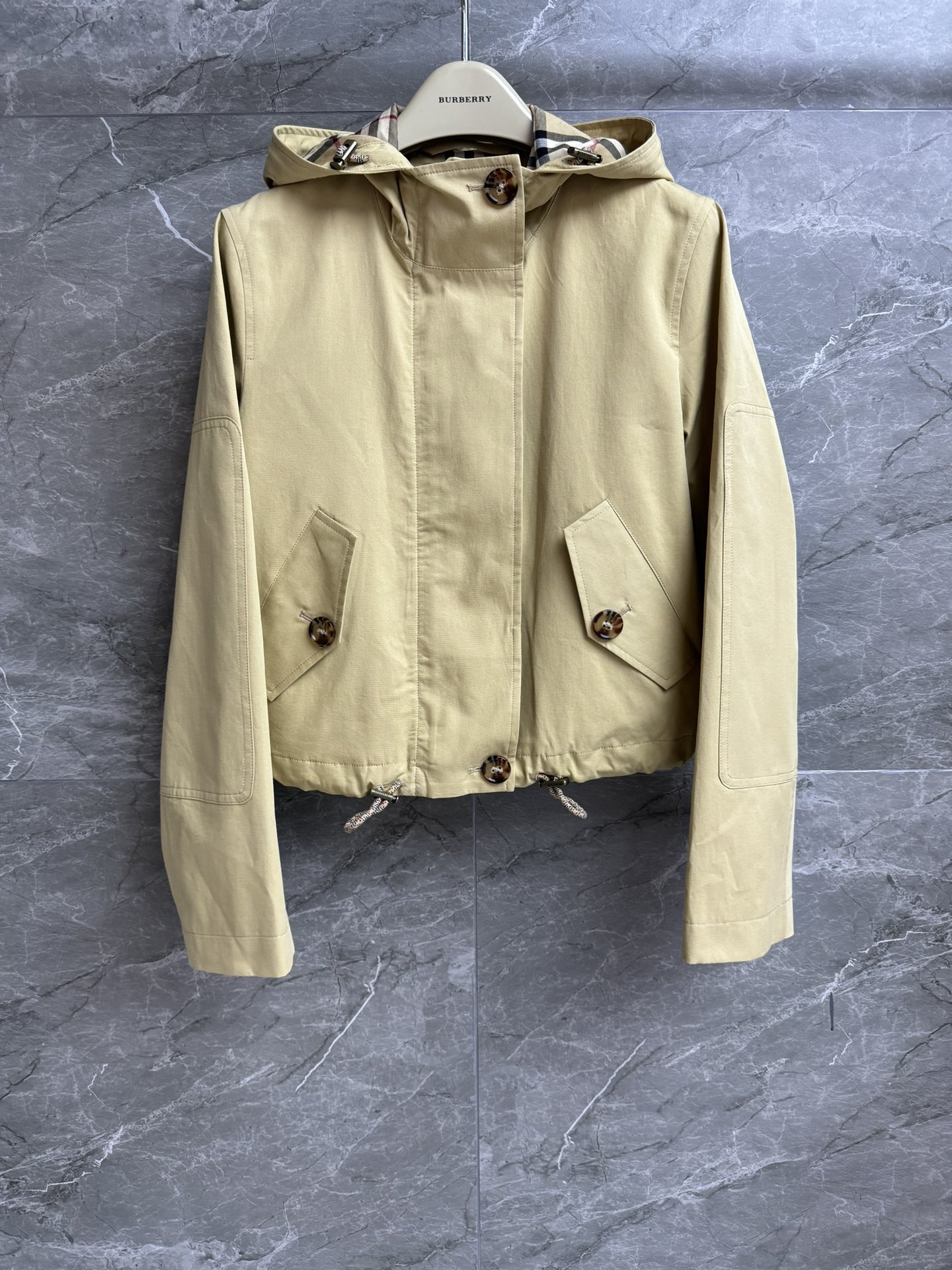 NO:461801,New models for early autumn are available!  B-home hooded short jacket 2025 early autumn series Hooded zipper design Drawstring hem plaid lining classic fashion color retro high-end custom cotton windbreaker fabric short style upper body slim and temperament Full trademark size SMLxL,,jackets & coats,hats,alexander wang19860909早秋新款上新啦！ B家连帽短款外套 2025早秋系列 连帽拉链设计 抽绳式衣摆 格纹内衬经典时尚 配色复古高级 定制棉质风衣面料 短款版型 上身显瘦又气质 商标齐全 尺码SMLxL,,jackets & coats,hats,alexander wang,Women's clothing