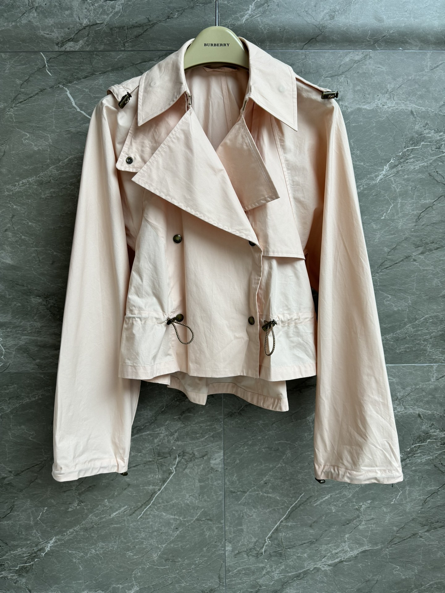 NO:461787,New models for early autumn are available!  B-home pink short jacket 2025 early autumn series Lapel double-breasted design Elastic drawstring waist tightening color gentle and high-end custom light and thin windbreaker fabric Light and comfortable Short style Top body slim and temperament Full trademark size SMLxL,, jackets & coats,alexander wang19860909早秋新款上新啦！ B家粉色短款外套 2025早秋系列 翻领双排扣设计 松紧抽绳收腰 配色温柔高级 定制轻薄风衣面料 轻盈舒适 短款版型 上身显瘦又气质 商标齐全 尺码SMLxL,,jackets & coats,alexander wang,Women's clothing