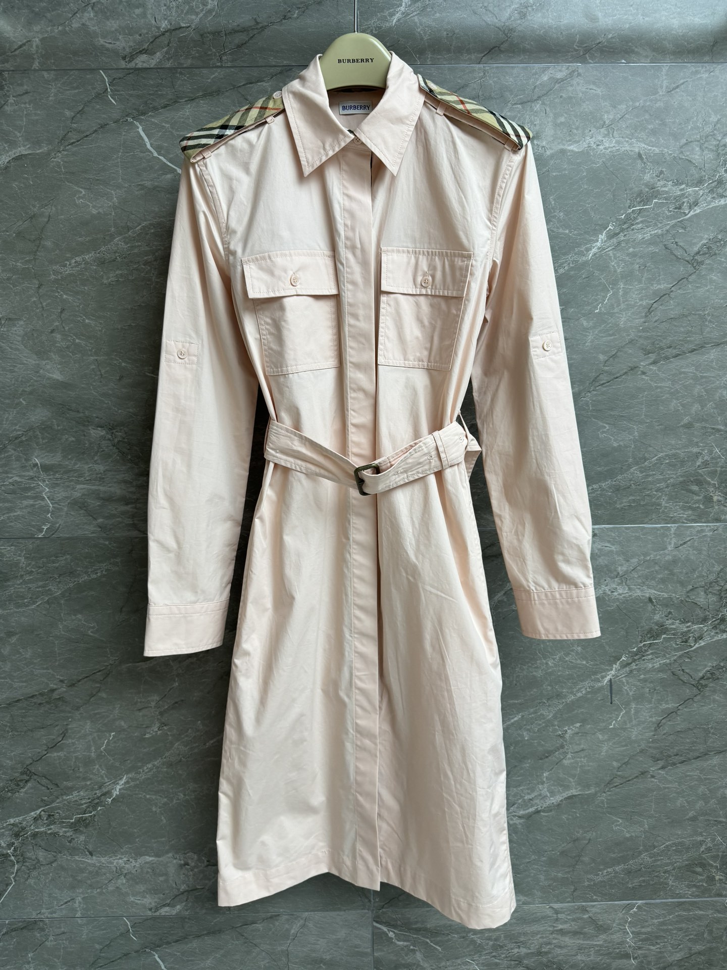 NO:461771,New models for early autumn are available!  B-home pink shirt skirt 2025 early autumn series Lapel single-breasted design plaid splicing pink Gentle and high-end Customized cotton poplin fabric Comfortable and skin-friendly A-line skirt style Slim and temperament on the upper body Full trademark Size SMLxl, Skirts, Shirts, Alexander wang19860909早秋新款上新啦！ B家粉色衬衫裙 2025早秋系列 翻领单排扣设计 格纹拼接粉色 温柔又高级 定制棉府绸面料 舒适亲肤 A字裙版型 上身显瘦又气质 商标齐全 尺码SMLxl,,skirts,shirts,alexander wang,Women's clothing