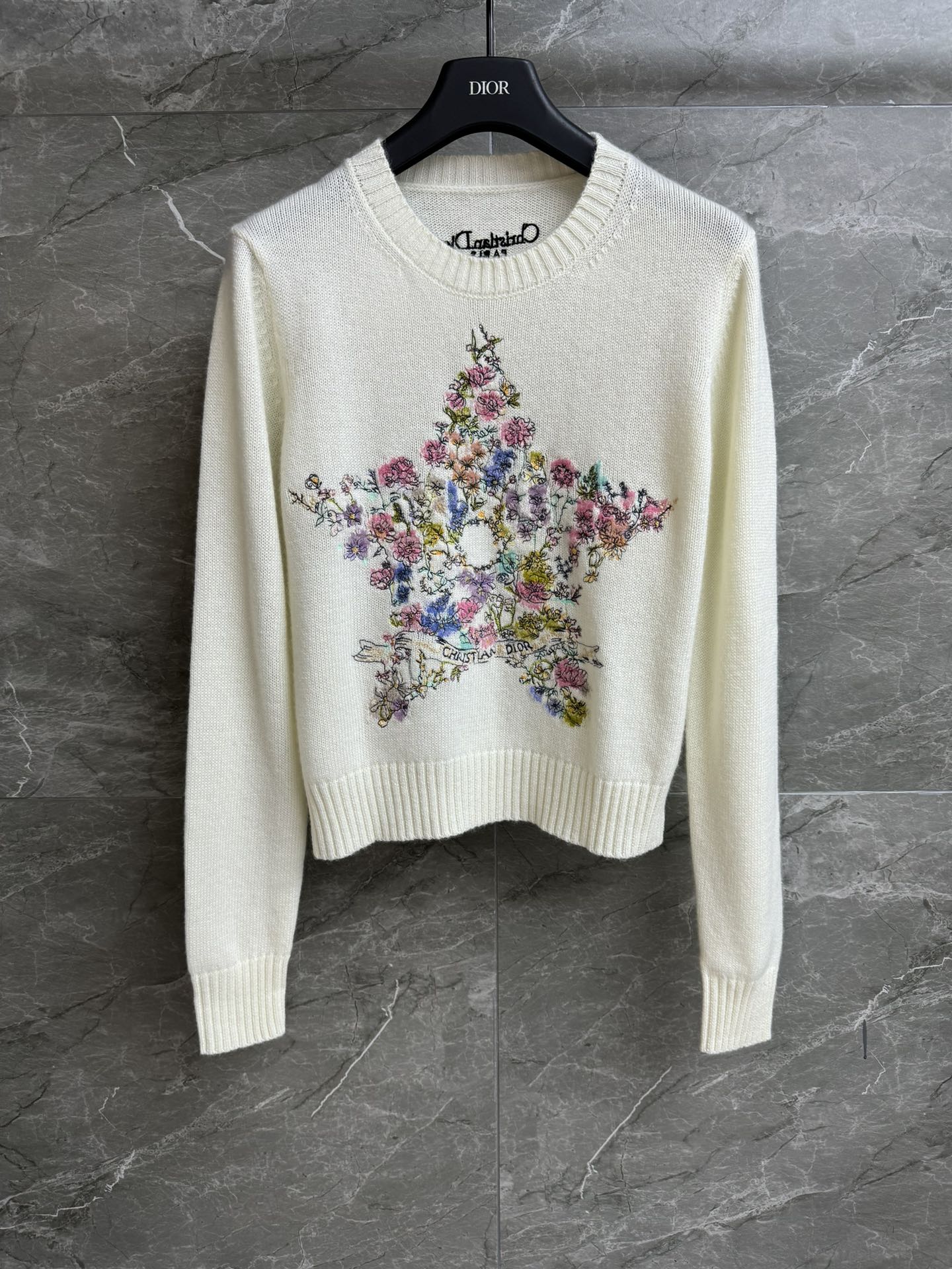 NO:467551,New early autumn style is available. D home floral embroidery sweater. 2025 early autumn series. Round neck ribbed neckline. Lucky star floral embroidery pattern embellishment. Exquisite and fashionable age-reducing. Cashmere knitted fabric. Soft and comfortable skin-friendly. Normal style. Slim and temperament on the upper body. Full trademark. Size SMl,,dior,sweaters,alexander wang.19860909早秋新款上新啦 D家花卉刺绣毛衣 2025早秋系列 圆领罗纹领口 幸运星花卉刺绣图案点缀 精致时髦减龄 羊绒针织面料 柔软舒适亲肤 正常版型 上身显瘦又气质 商标齐全 尺码SMl,,dior,sweaters,alexander wang,Women's clothing