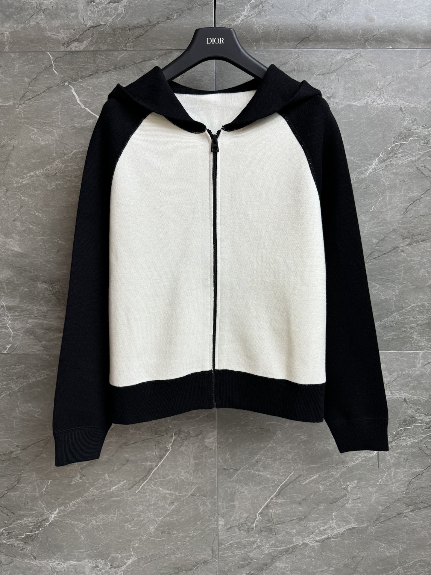 NO:467591,New early autumn style is available. D home color-blocked knitted cardigan 2025 autumn and winter series. Hooded zipper design. Black and white color-blocked. Number 8 jacquard pattern embellishment. Casual and fashionable. Wool blended knitted fabric. Comfortable and skin-friendly. Loose style. Slim and versatile. Full trademark. Size SMl,,dior,hats,alexander wang.19860909早秋新款上新啦 D家拼色针织开衫 2025秋冬系列 连帽拉链设计 黑白拼色 后背数字8提花图案点缀 休闲时髦高级 羊毛混纺针织面料 舒适亲肤 宽松版型 上身显瘦又百搭 商标齐全 尺码SMl,,dior,hats,alexander wang,Women's clothing