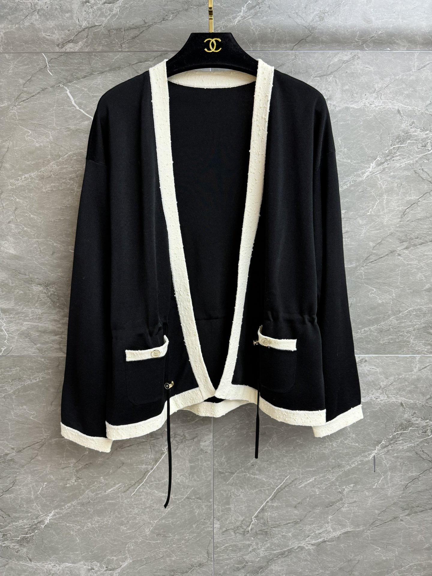 NO:484242,New models for early autumn are shipped. Xiangjia color-blocking drawstring cardigan 2025 Handicraftshop series. Big V-neck lace-up design. Waist drawstring waist. Black and white color-blocking fashionable and advanced. Ice silk cool knitted fabric. Comfortable and skin-friendly. Loose style. Slim and temperament on the upper body. Full trademark. Size SML, chanel, alexander wang.19860909早秋新款出货啦 香家拼色抽绳开衫 2025手工坊系列 大V领系带设计 腰部抽绳收腰 黑白拼色时髦高级 冰丝凉感针织面料 舒适亲肤 宽松版型 上身显瘦又气质 商标齐全 尺码SML,,chanel,alexander wang,Women's clothing