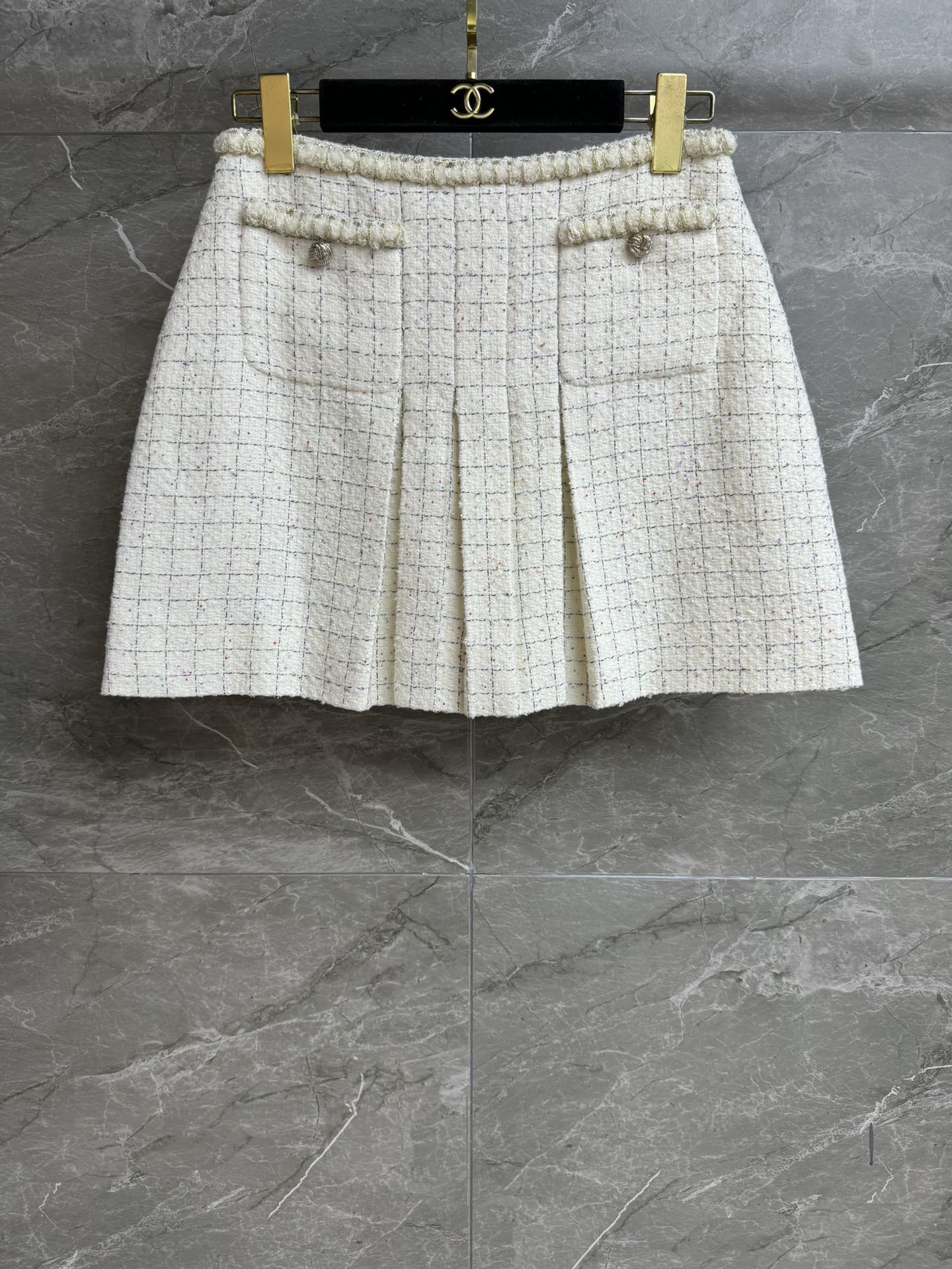 NO:465848,New models for early autumn are available!  Xiangjia white pleated skirt 2025 handicraft workshop series skirt hem pleated design color beads interspersed with them Sweet and age-reducing custom wool tweed fabric silk lining High-waisted A-line skirt style The upper body looks slim and versatile. Full trademark size SML, chanel, skirts, real silk, alexander wang19860909早秋新款上新啦！ 香家白色压褶半裙 2025手工坊系列 裙摆压褶设计 彩色珠子穿插其中 格纹配色甜美减龄 定制羊毛软呢面料 真丝里衬 高腰A字裙版型 上身显瘦又百搭 商标齐全 尺码SML,,chanel,skirts,real silk,alexander wang,Women's clothing
