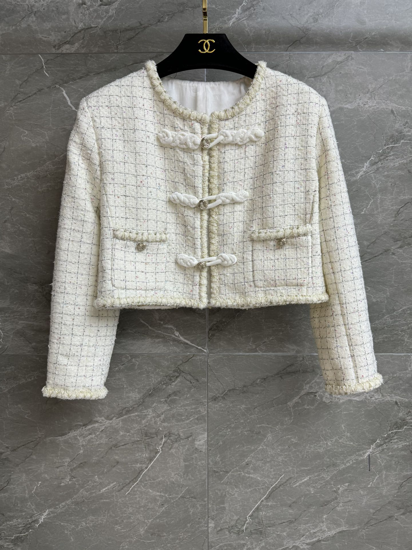 NO:465855,New models are shipped in early autumn!  Xiangjia white buckle jacket 2025 handicraft workshop series round neck collar design New Chinese buckle decoration Exquisite elegant and fashionable Customized wool tweed fabric Silk lining Short style Top body looks slim and temperament Full trademark size SMl, chanel, jackets & coats, real silk, alexander wang19860909早秋新款出货啦！ 香家白色盘扣外套 2025手工坊系列 圆领领口设计 新中式盘扣装饰 精致优雅时髦 定制羊毛软呢面料 真丝里衬 短款版型 上身显瘦又气质 商标齐全 尺码SMl,,chanel,jackets & coats,real silk,alexander wang,Women's clothing