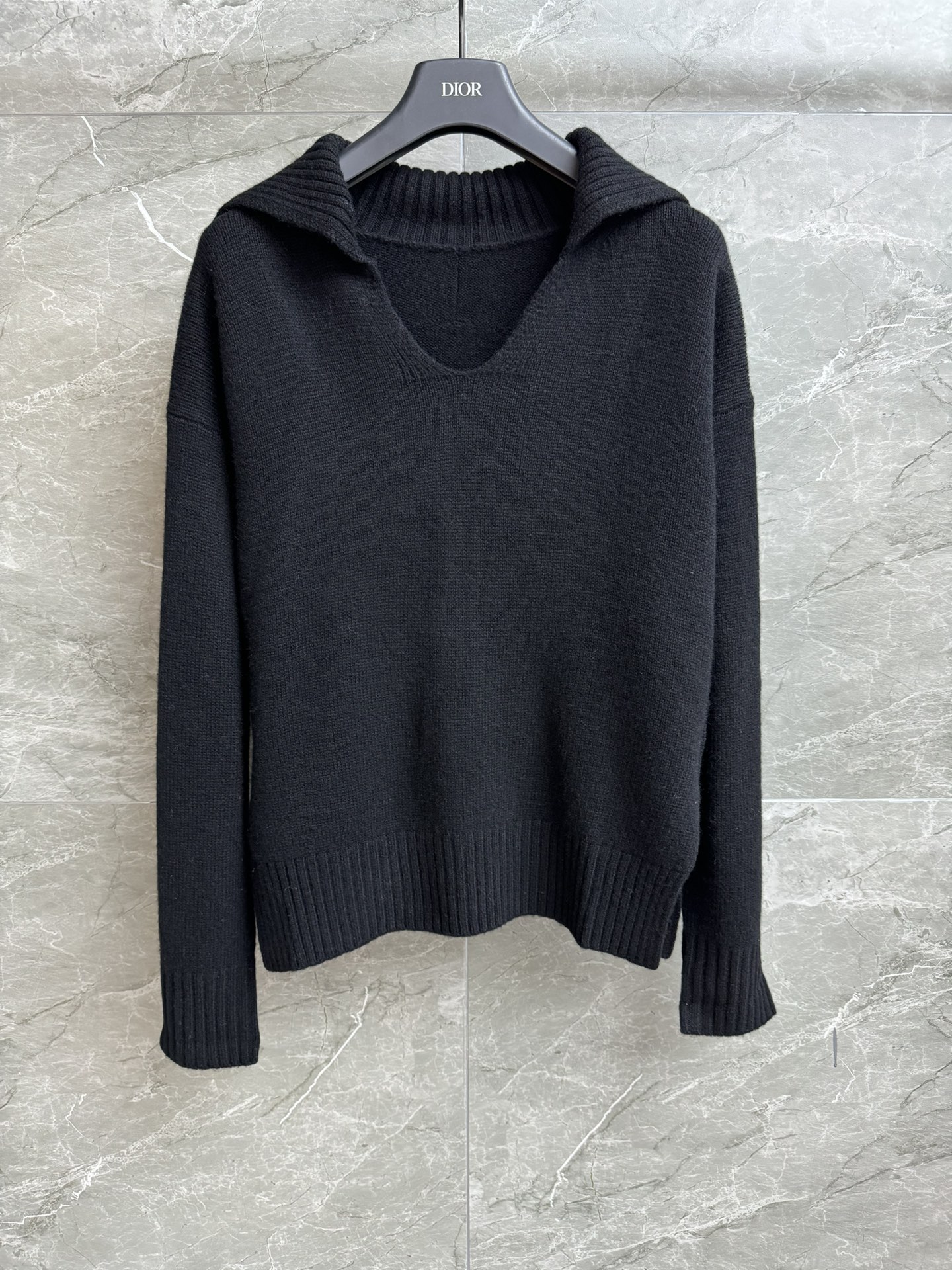 NO:467566,New early autumn style is available. D home black cashmere sweater 2025 early autumn series. Lapel V-neck design. Jacquard pattern embellishment on the back. Casual and simple and high-end. Custom cashmere knitted fabric. Soft and comfortable. Loose style. Slim and temperament on the upper body. Full trademark. Size SML,,dior,sweaters,alexander wang.19860909早秋新款上新啦 D家黑色羊绒毛衣 2025早秋系列 翻领V领设计 背后字母提花图案点缀 休闲简约高级 定制羊绒针织面料 软糯舒适 宽松版型 上身显瘦又气质 商标齐全 尺码SML,,dior,sweaters,alexander wang,Women's clothing