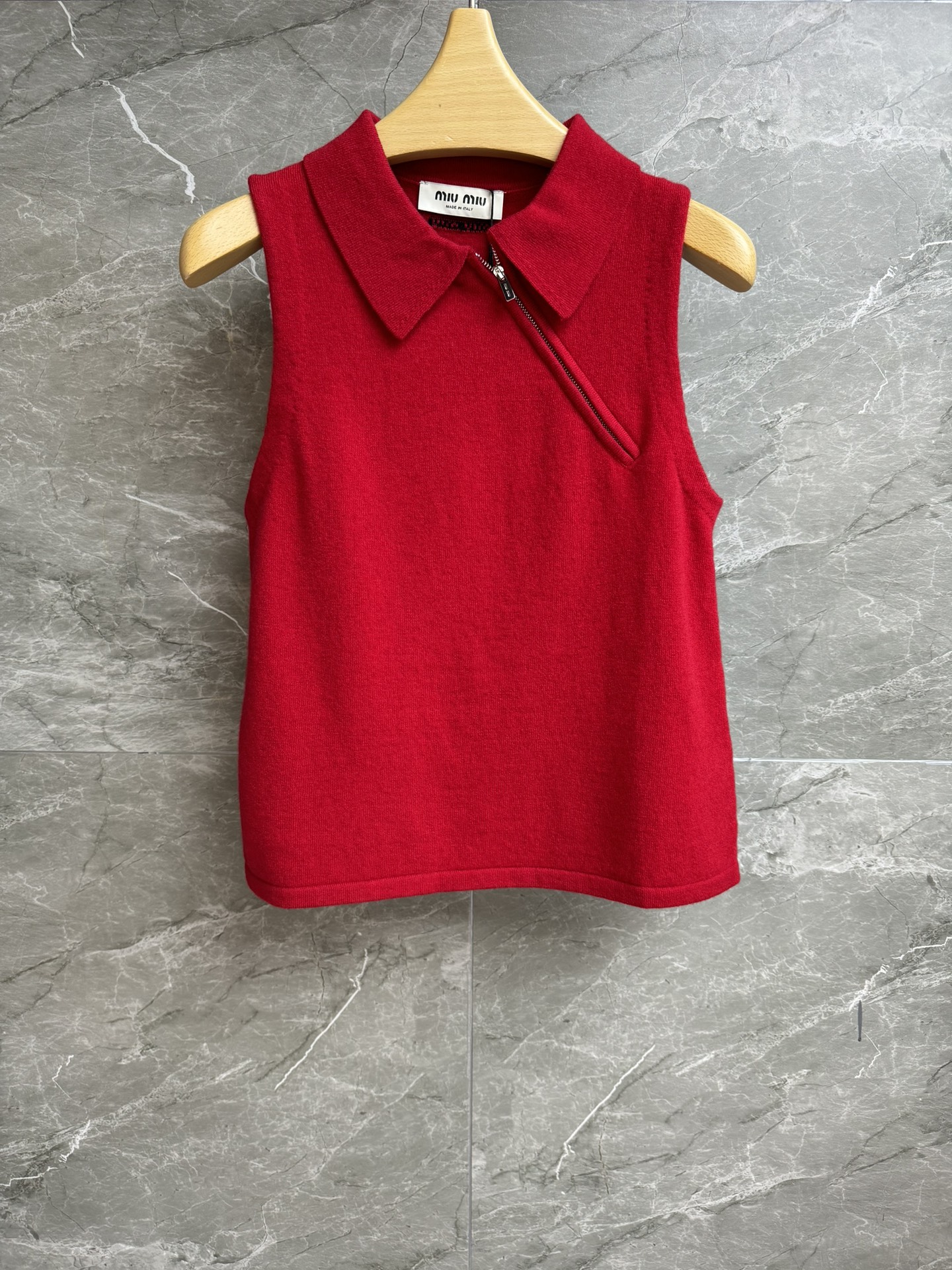 NO:461836,New models in early autumn are available. Miu side zipper vest. 2025 autumn and winter series. Lapel side zipper design. Unique design. Design with design. White and high-end color matching. Cashmere knitted fabric. Soft and comfortable. Slim fit. The upper body looks slim and fashionable. Full trademark. Size SML,,miumiu,alexander wang.19860909早秋新款上新啦 Miu侧拉链背心 2025秋冬系列 翻领侧拉链设计 造型独特有设计感 配色显白又高级 羊绒针织面料 柔软舒适 修身版型 上身显瘦又时髦 商标齐全 尺码SML,,miumiu,alexander wang,Women's clothing