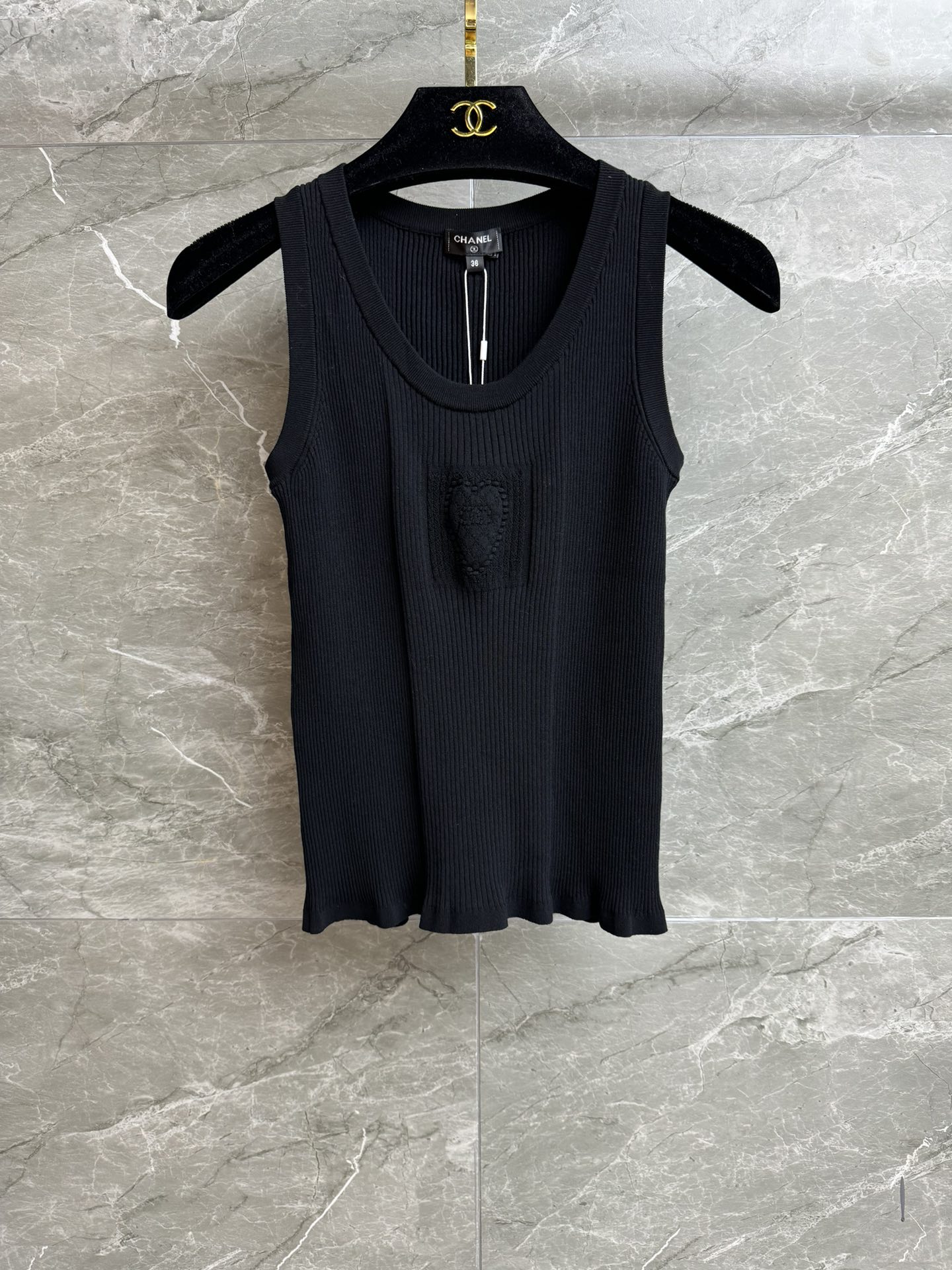 NO:460291,High-version shipped Xiangjia Love Knitted Vest 2025 Autumn and Winter Preview Series All-match U-shaped neckline Double C Love hollow pattern Exquisite three-dimensional and unique Cotton knitted fabric Light and comfortable Elastic slim fit style Slim and elegant on the upper body Complete trademark Equipped with cloth bag Size SML, Chanel, alexander wang19860909高版本出货啦 香家爱心针织背心 2025秋冬预告系列 百搭U字领领口 双C爱心镂空图案 精致立体别致 棉质针织面料 轻薄舒适 弹力修身版型 上身显瘦又气质 商标齐全 配有布袋 尺码SML,,chanel,alexander wang,Women's clothing