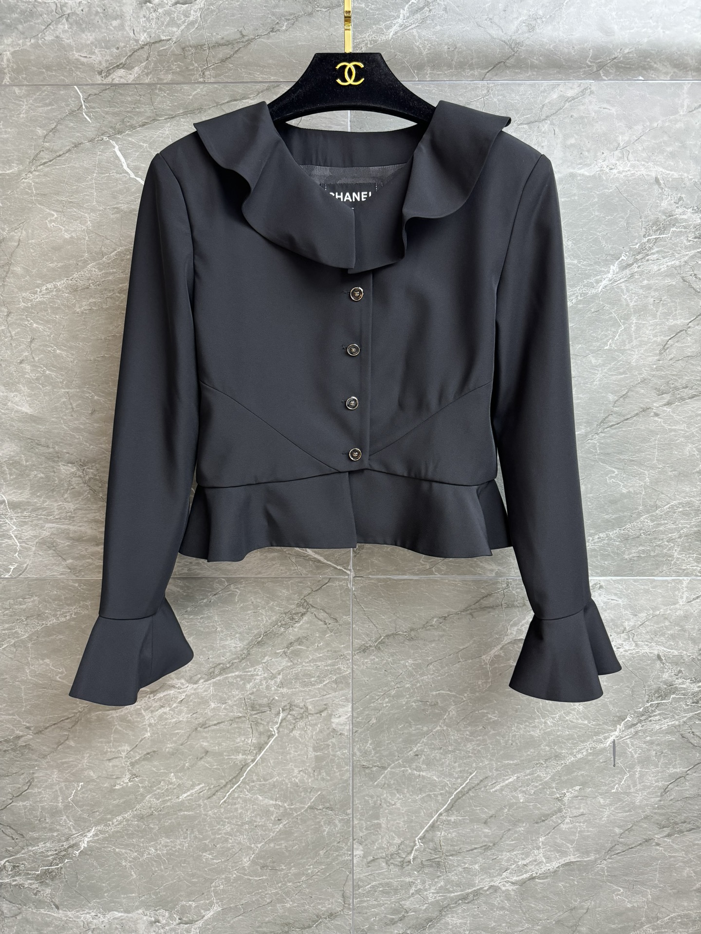 NO:460299,New models for early autumn are available!  Xiangjia Ruffle Top 2025 Autumn and Winter Preview Series French Ruffle Leather Design Elegant and Fashionable Customized Silk Fabric Comfortable and Skin-friendly Short Style Top Body Slim and Temperament Full Trademark Size SML, Chanel, Real Silk, Alexander Wang19860909早秋新款上新啦！ 香家荷叶边上衣 2025秋冬预告系列 法式荷叶花边设计 优雅时髦洋气 定制真丝面料 舒适亲肤 短款版型 上身显瘦又气质 商标齐全 尺码SML,,chanel,real silk,alexander wang,Women's clothing