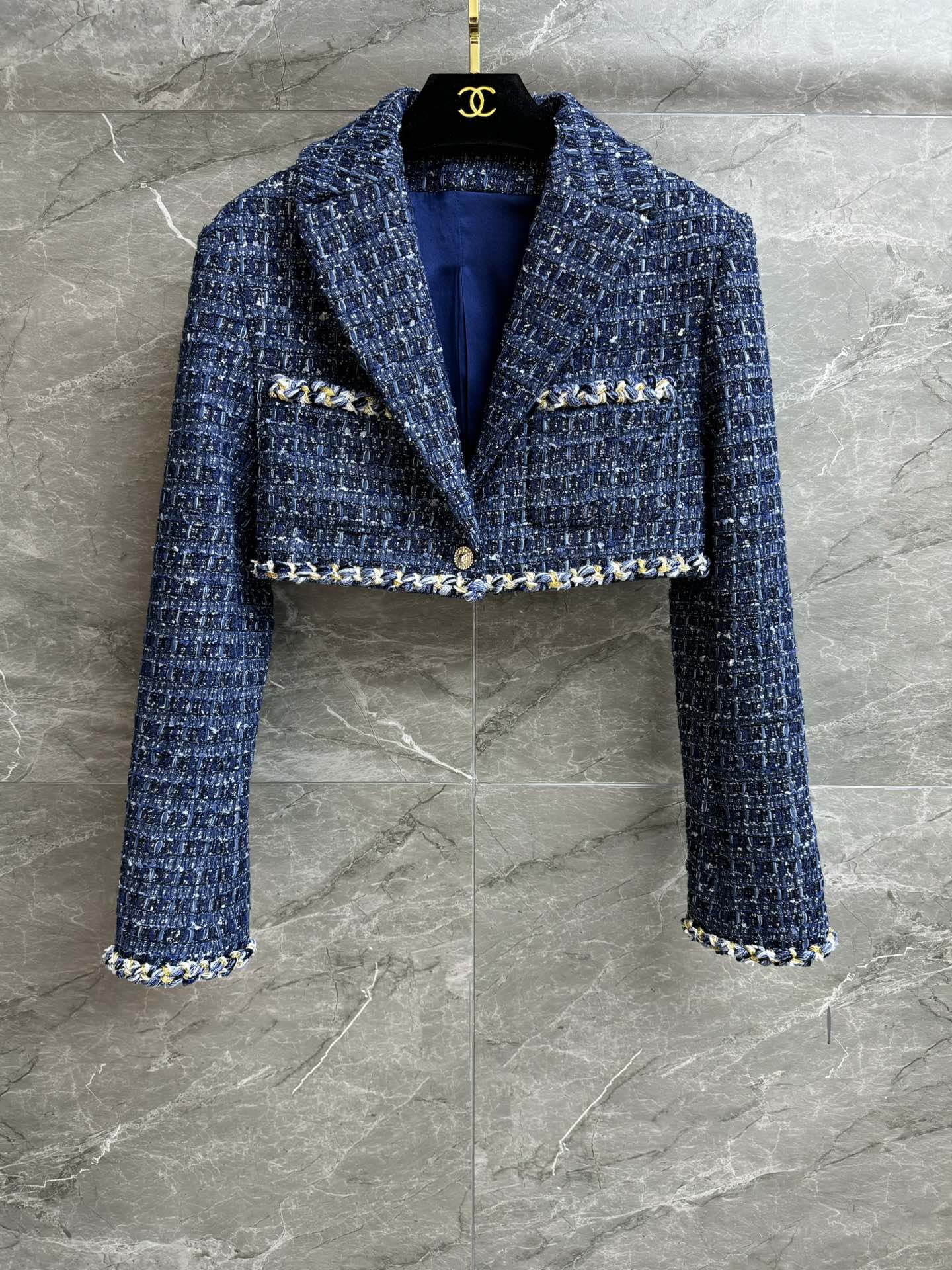 NO:460307,New models for early autumn are available!  Xiangjia blue short jacket 2025 craftsmanship series Lapel neckline design Exquisite bright silk piping Retro gold buckle decoration embellishment Blue check color matching Full of high-end feel Customized tweed fabric Silk lining Short style Upper body looks slim and fashionable Full trademark Size SML, Chanel, Jackets & coats, real silk, alexander wang19860909早秋新款上新啦！ 香家蓝色短款外套 2025手工坊系列 翻领领口设计 精致亮丝滚边 复古金扣装饰点缀 蓝色格纹配色 满满高级感 定制斜纹软呢面料 真丝里衬 短款版型 上身显瘦又时髦 商标齐全 尺码SML,,chanel,jackets & coats,real silk,alexander wang,Women's clothing