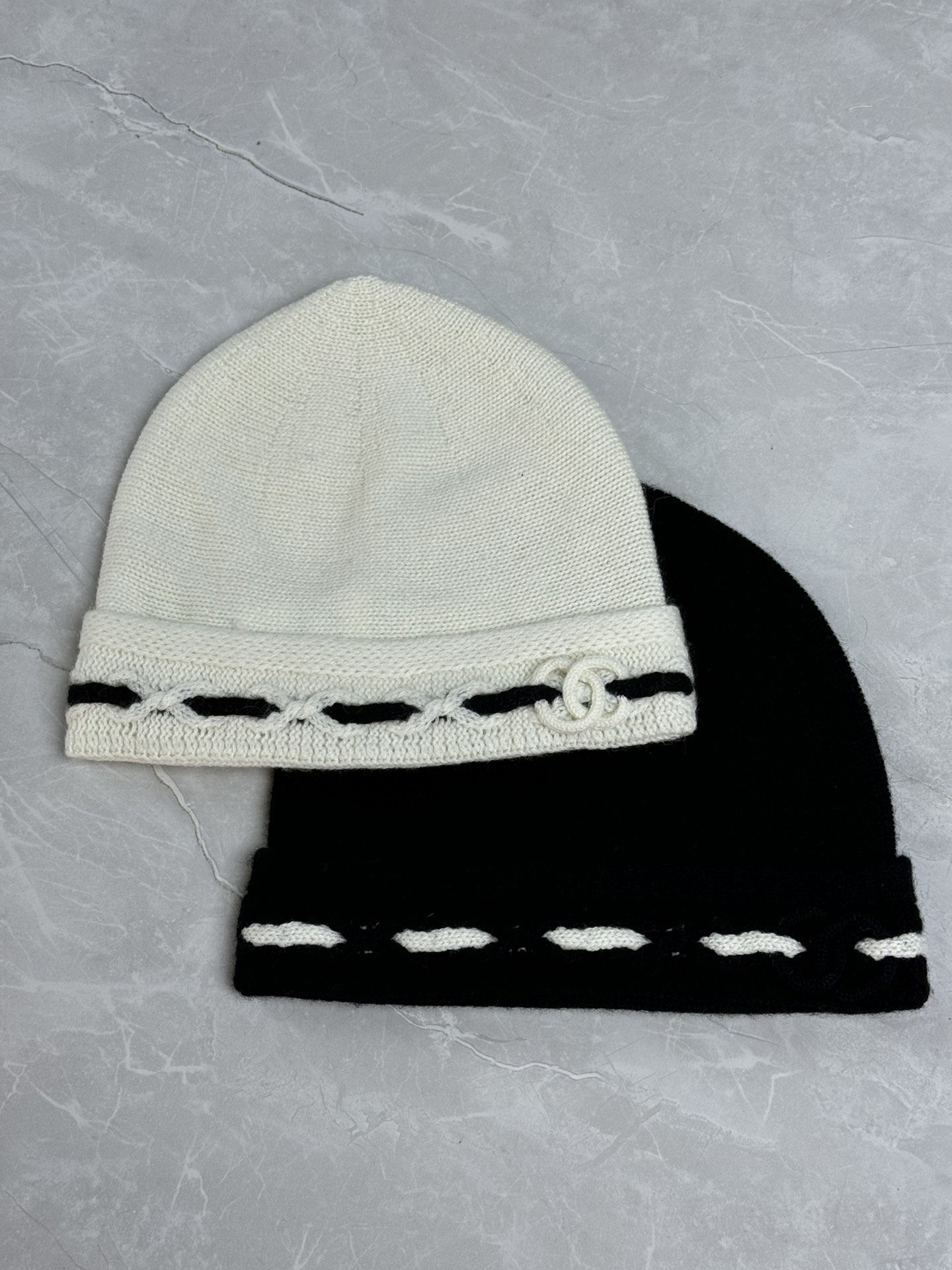 NO:460315,New models in early autumn are available. Xiangjia black and white logo cold hat 2025 handicraft workshop series. Black and white contrasting edge design. Double C logo decoration embellishment. Simple and exquisite. Custom cashmere fabric. Soft, glutinous, comfortable and warm. Fashionable and versatile. Easy to create a lazy and high-end outfit. Chanel, hats, alexander wang.19860909早秋新款上新啦 香家黑白logo冷帽 2025手工坊系列 黑白撞色边设计 双C logo装饰点缀 简约又精致 定制羊绒面料 软糯舒适保暖 时髦百搭 轻松打造慵懒高级感穿搭,,chanel,hats,alexander wang,Women's clothing