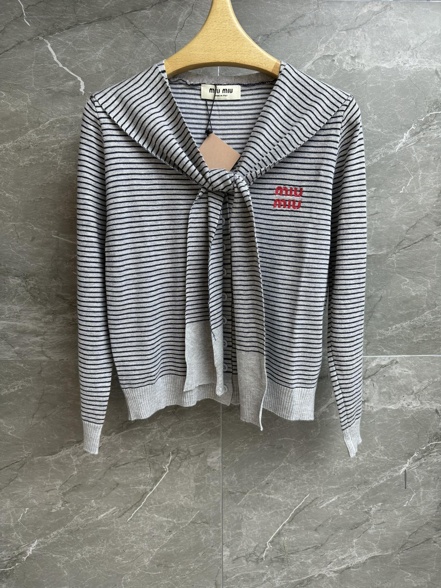 NO:461861,New early autumn style is available. Miu shawl striped cardigan. 2025 early autumn series. Two-piece set design. Shawl paired cardigan. Casual age-reducing college style. Letter embroidery pattern embellishment. Simple and high-end. Wool blend fabric. Soft and comfortable skin-friendly. Normal style. Slim and temperament on the upper body. Size SML,,miumiu,shawls,alexander wang.19860909早秋新款上新啦 Miu披肩条纹开衫 2025早秋系列 两件套设计 披肩搭配开衫 休闲减龄学院风 字母刺绣图案点缀 简约高级 羊毛混纺面料 柔软舒适亲肤 正常版型 上身显瘦又气质 尺码SML,,miumiu,shawls,alexander wang,Women's clothing