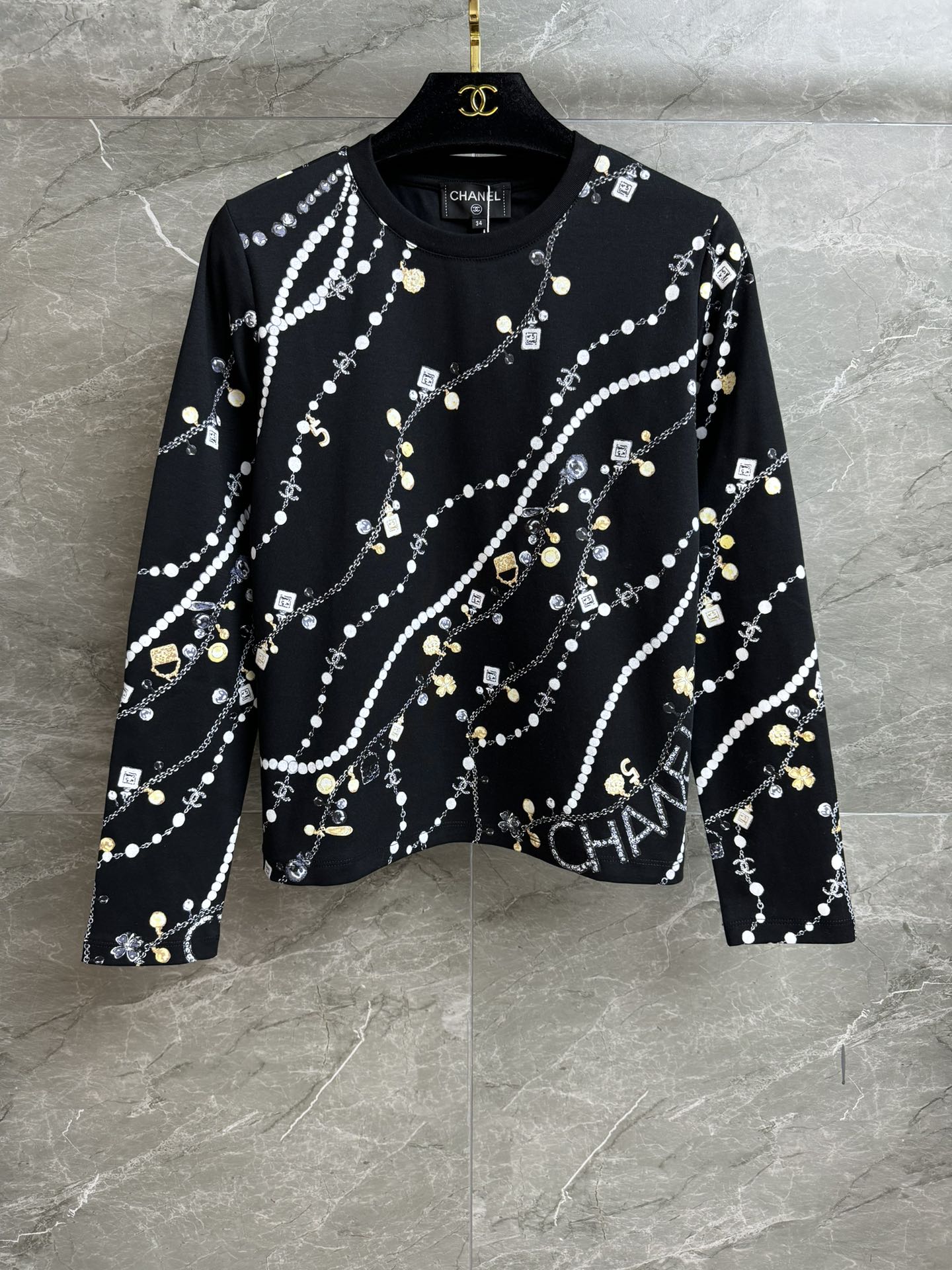 NO:461867,New models for early autumn are available. Xiangjia Chain Print Long Sleeve T 2025 Early Autumn Series. Round neckline design. Pearl chain multi-element letter printing pattern. Exquisite and fashionable. Imported pure cotton fabric. Comfortable and breathable. Normal style. Slim and versatile. Full trademark. Size SML, chanel, alexander wang.19860909早秋新款上新啦 香家链条印花长袖T 2025早秋系列 圆领领口设计 珍珠链条多元素字母印花图案 精致时髦 进口纯棉面料 舒适透气 正常版型 上身显瘦又百搭 商标齐全 尺码SML,,chanel,alexander wang,Women's clothing