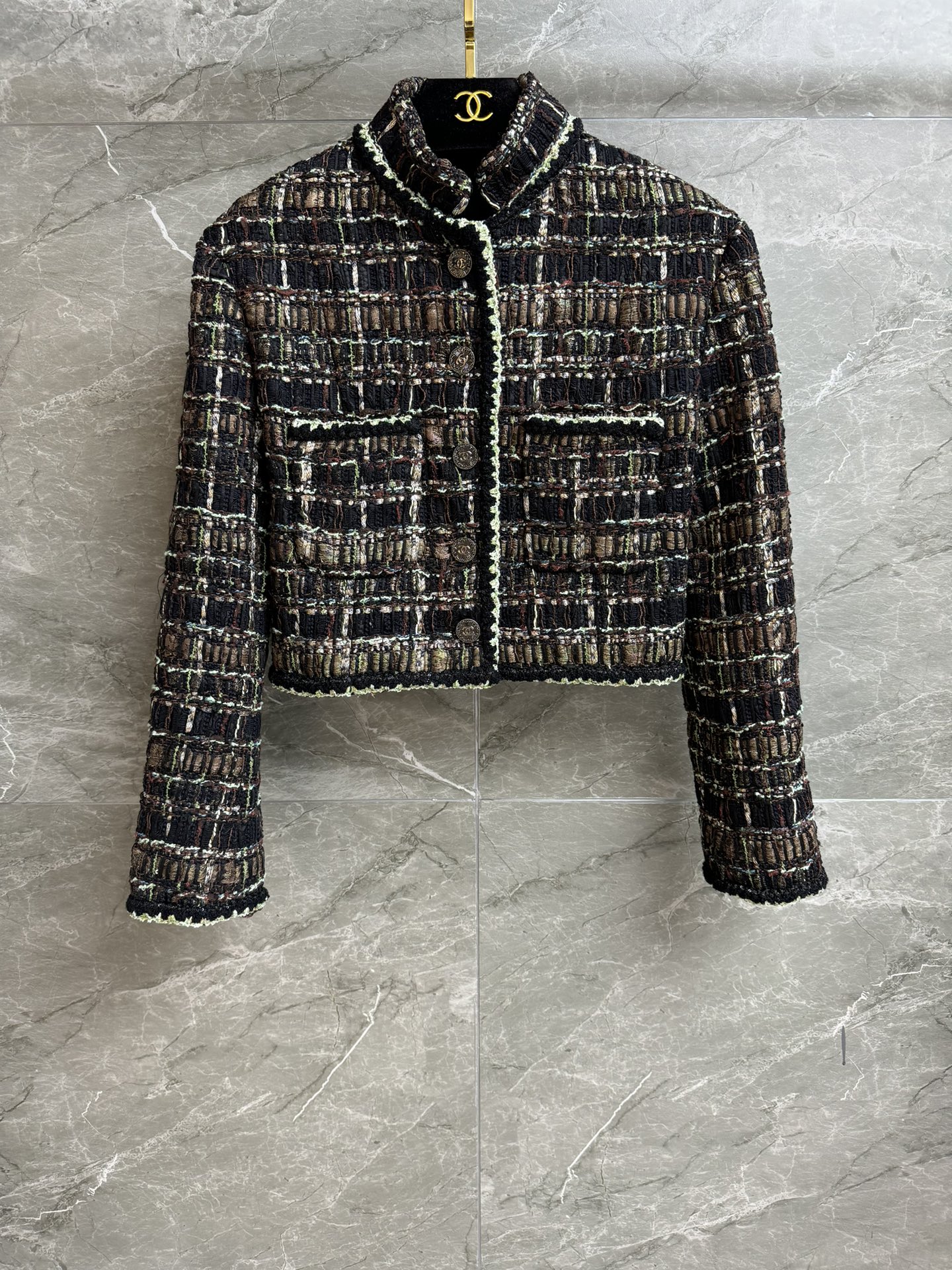 NO:461876,New models for early autumn are available!  Xiangjia black and brown short jacket 2025 handicraft workshop series stand collar collar design exquisite bright silk piping retro gold buckle decoration embellishment black and gold color matching full of high-end custom tweed fabric silk lining short style upper body slim and temperament Full trademark size SML, chanel, jackets & coats, real silk, alexander wang19860909早秋新款上新啦！ 香家黑棕短款外套 2025手工坊系列 立领领口设计 精致亮丝滚边 复古金扣装饰点缀 黑金配色满满高级感 定制斜纹软呢面料 真丝里衬 短款版型 上身显瘦又气质 商标齐全 尺码SML,,chanel,jackets & coats,real silk,alexander wang,Women's clothing