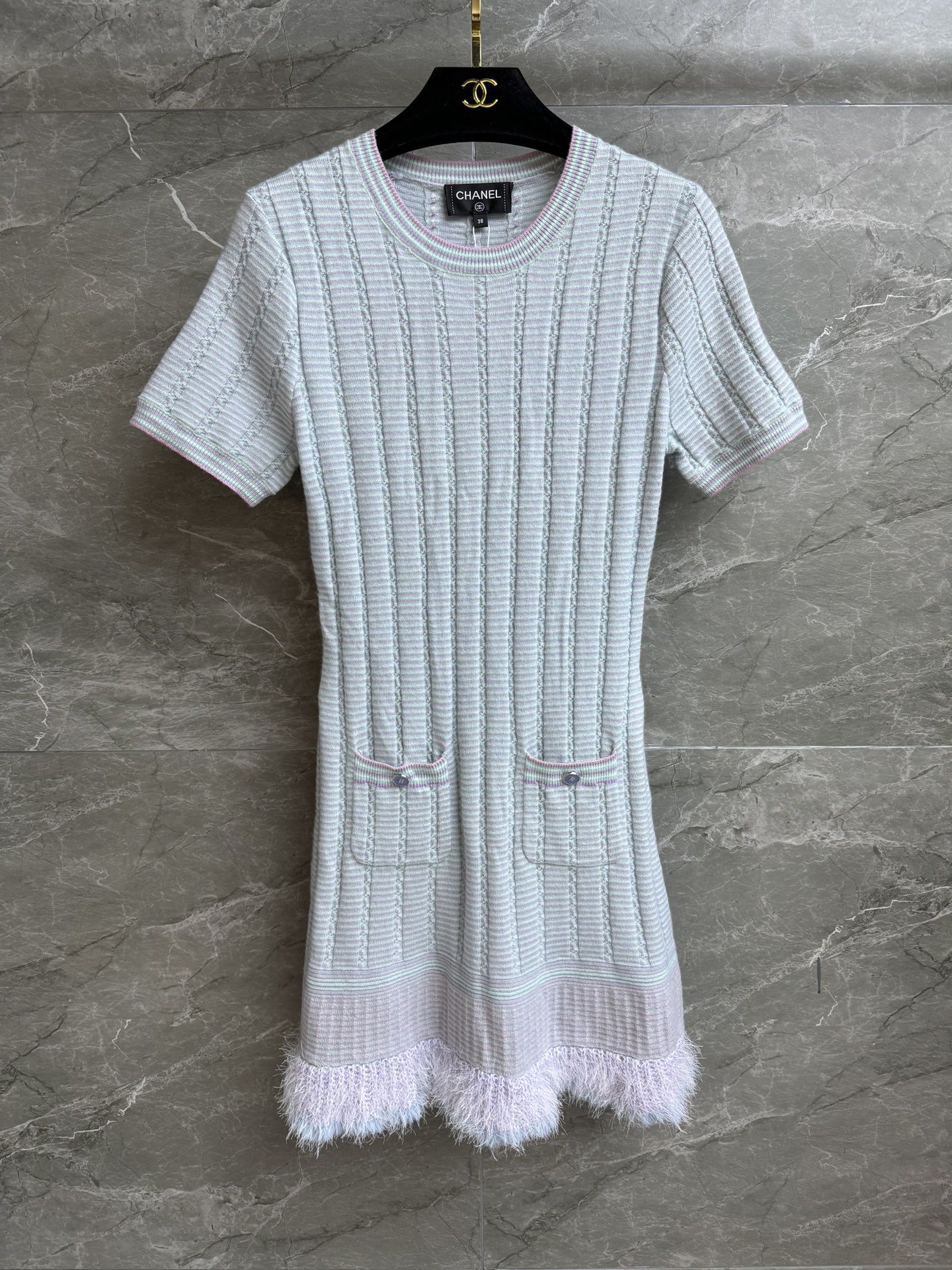 NO:465782,New early autumn style is available. Xiangjia blue tassel dress. 2025 autumn and winter preview series. Round neck short-sleeved design. Hem fur tassel decoration embellishment. Blue color scheme is fresh and gentle. Custom knitted fabric. Soft and comfortable. Elastic slim fit. The upper body looks slim and temperament. Full trademark. Equipped with cloth bag. Size SML, chanel, skirts, T-shirt, alexander wang.19860909早秋新款上新啦 香家蓝色流苏连衣裙 2025秋冬预告系列 圆领短袖设计 下摆毛毛流苏装饰点缀 蓝色配色清新温柔高级 定制针织面料 柔软舒适 弹力修身版型 上身显瘦又气质 商标齐全 配有布袋 尺码SML,,chanel,skirts,T-shirt,alexander wang,Women's clothing