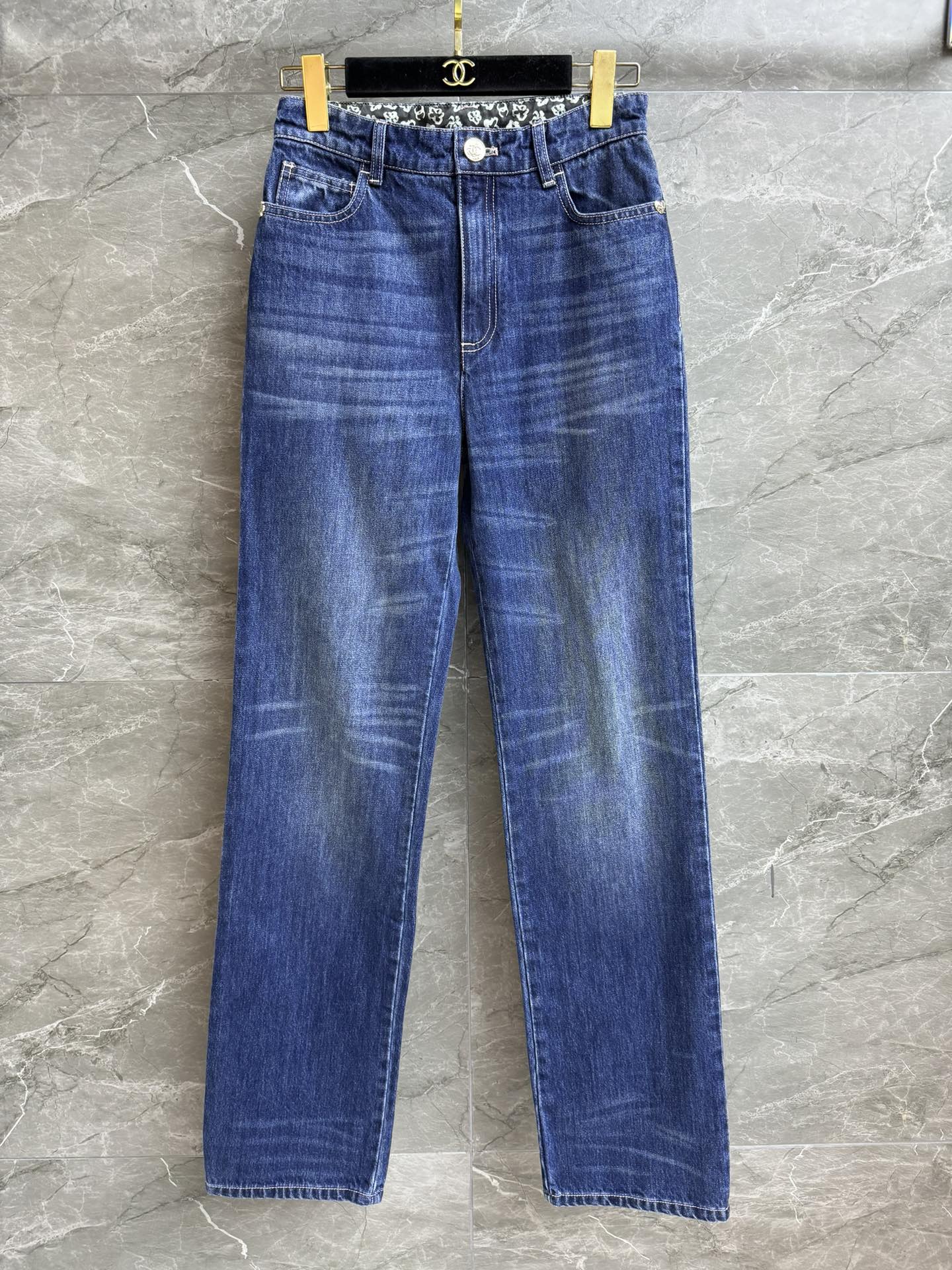 NO:461824,New models for early autumn are shipped. Xiangjia dark blue straight jeans. 2025 autumn and winter preview series. Classic blue is never out of date. Double C pattern in the back pocket. Bright line edge design. Simple and high-end custom-made washing denim fabric. Soft and comfortable. Straight trousers style. Slim and versatile. Full trademark. Size SML, chanel, jeans, alexander wang.19860909早秋新款出货啦 香家深蓝直筒牛仔裤 2025秋冬预告系列 经典蓝色永不过时 后口袋双C图案 明线走边设计 简约高级 定制水洗牛仔面料 柔软舒适 直筒裤版型 上身显瘦又百搭 商标齐全 尺码SML,,chanel,jeans,alexander wang,Women's clothing