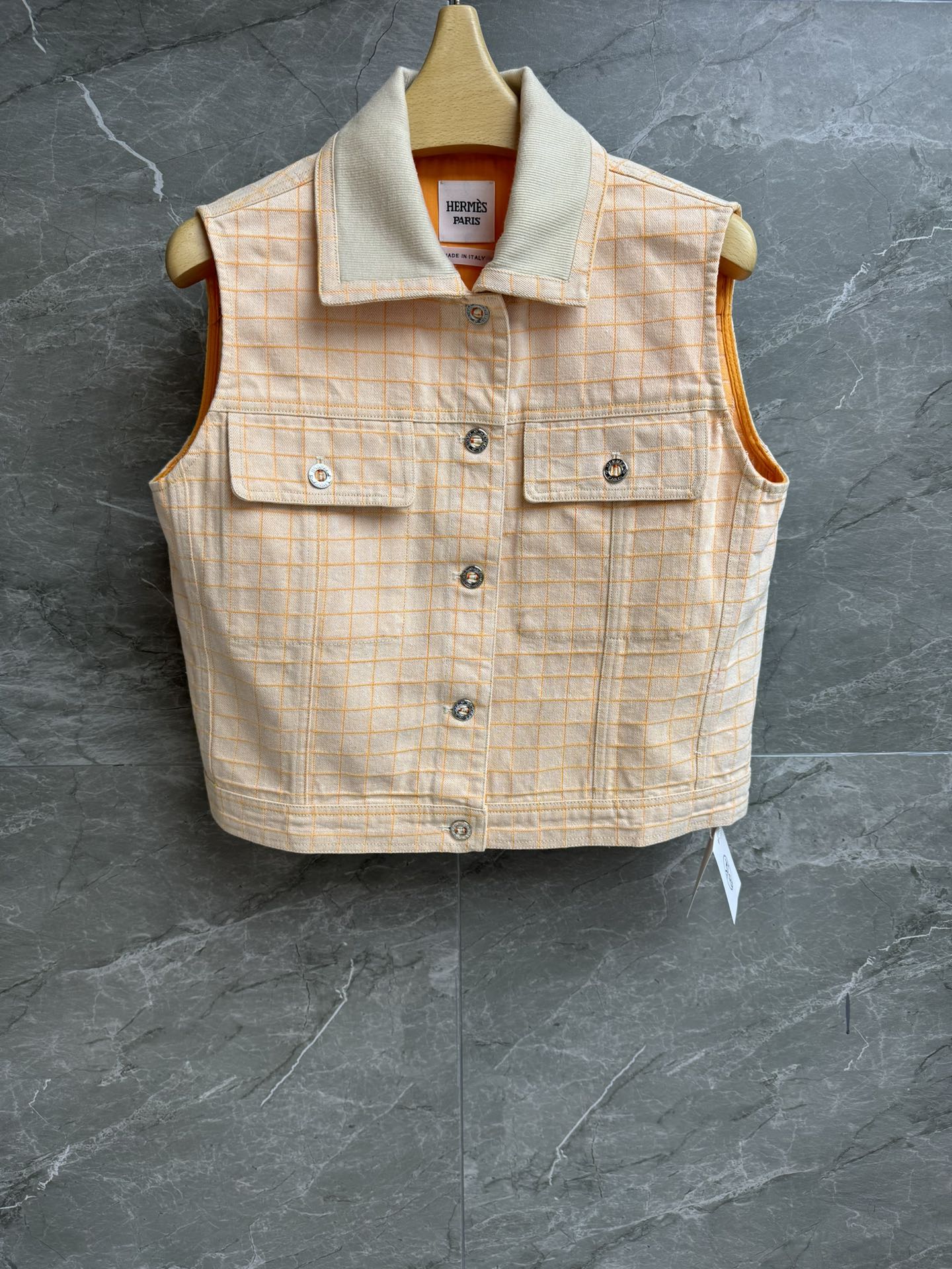 NO:461838,New models for early autumn are shipped. H home checked denim vest. 2025 early autumn series. Lapel collar design. Back logo leather logo decoration. Orange check color matching. Fashionable and personalized. Customized washing denim fabric. Soft and comfortable. Short style. Slim and temperament on the upper body. Full trademark. Size SML,,alexander wang.19860909早秋新款出货啦 H家格纹牛仔马甲 2025早秋系列 翻领领口设计 后背logo皮标装饰 橙色格纹配色 时髦个性 定制水洗牛仔面料 柔软舒适 短款版型 上身显瘦又气质 商标齐全 尺码SML,,alexander wang,Women's clothing