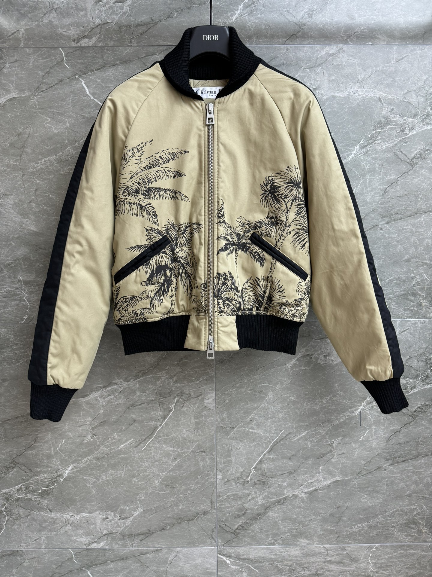 NO:461845,New models for early autumn are available. D home jungle printed cotton clothing 2025 early autumn series stand collar zipper design letter logo embroidery embroidery Juyi jungle printed pattern casual and fashionable retro custom pure cotton fabric inner cotton clamp light and fluffy baseball uniform style. The upper body looks slim and versatile. Strong fashion sense. Full trademark size SML,,dior,alexander wang19860909早秋新款上新啦 D家丛林印花棉服 2025早秋系列 立领拉链设计 字母logo刺绣点缀 茹伊丛林印花图案 休闲时髦复古 定制纯棉面料 内里夹棉 轻盈蓬松 棒球服版型 上身显瘦又百搭 时尚感极强 商标齐全 尺码SML,,dior,alexander wang,Women's clothing