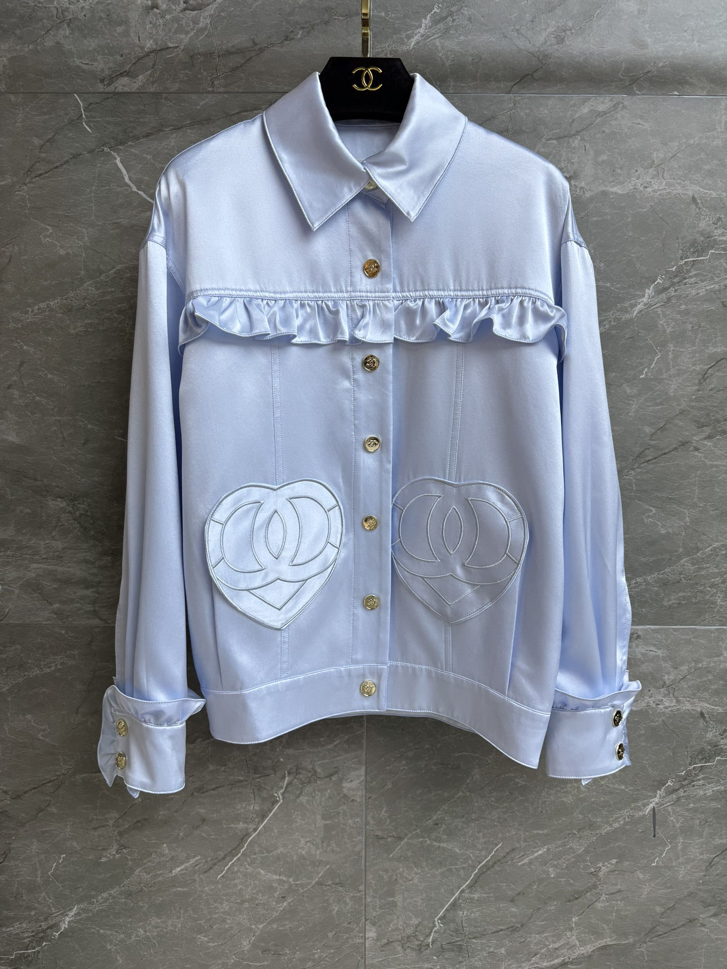 NO:465821,New models for early autumn are available!  Xiangjia Blue Love Jacket 2025 Autumn and Winter Preview Series Lapel Single Bret Design French Ruffle Grape Decoration Love Double C Pattern Embellishment Blue Color Fresh and Fashion Customized Silk Fabric Comfortable Skin-friendly Loose Style Top Body Slim and Temperament Full Trademark Size SML, Chanel, Jackets & Coats, Real Silk, Alexander Wang19860909早秋新款上新啦！ 香家蓝色爱心外套 2025秋冬预告系列 翻领单排扣设计 法式荷叶花边装饰 爱心双C图案点缀 蓝色配色清新时髦洋气 定制真丝面料 舒适亲肤 宽松版型 上身显瘦又气质 商标齐全 尺码SML,,chanel,jackets & coats,real silk,alexander wang,Women's clothing