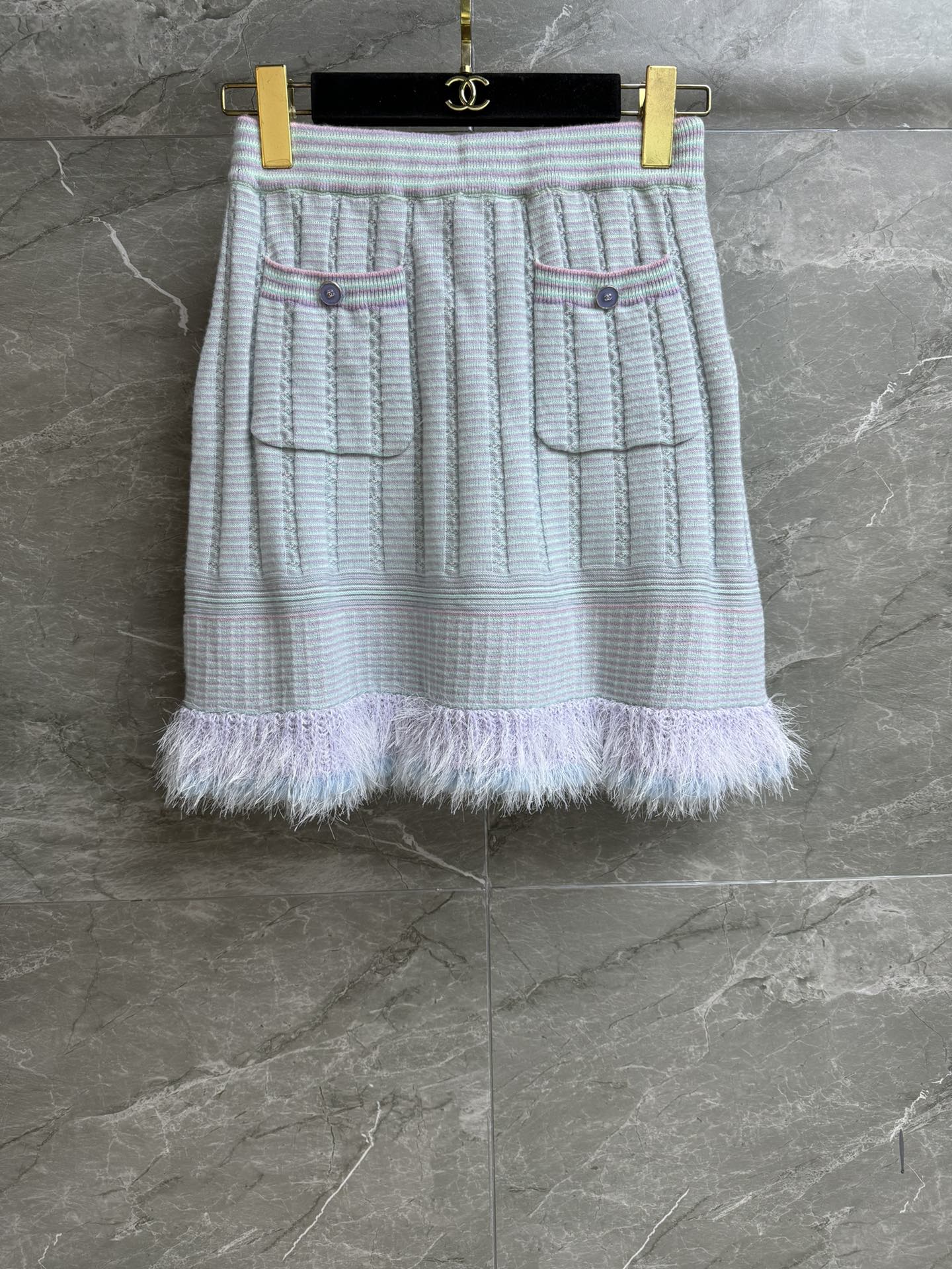 NO:465787,New early autumn style is available. Xiangjia blue tassel skirt. 2025 autumn and winter preview series. Elastic elastic waist. Hem fur tassel decoration embellishment. Blue color scheme is fresh and gentle. Custom knitted fabric. Soft and comfortable. A-line skirt style. The upper body looks slim and versatile. Full trademark. Equipped with cloth bag. Size SML, chanel, skirts, alexander wang.19860909早秋新款上新啦 香家蓝色流苏半裙 2025秋冬预告系列 松紧弹力腰头 下摆毛毛流苏装饰点缀 蓝色配色清新温柔高级 定制针织面料 柔软舒适 A字裙版型 上身显瘦又百搭 商标齐全 配有布袋 尺码SML,,chanel,skirts,alexander wang,Women's clothing