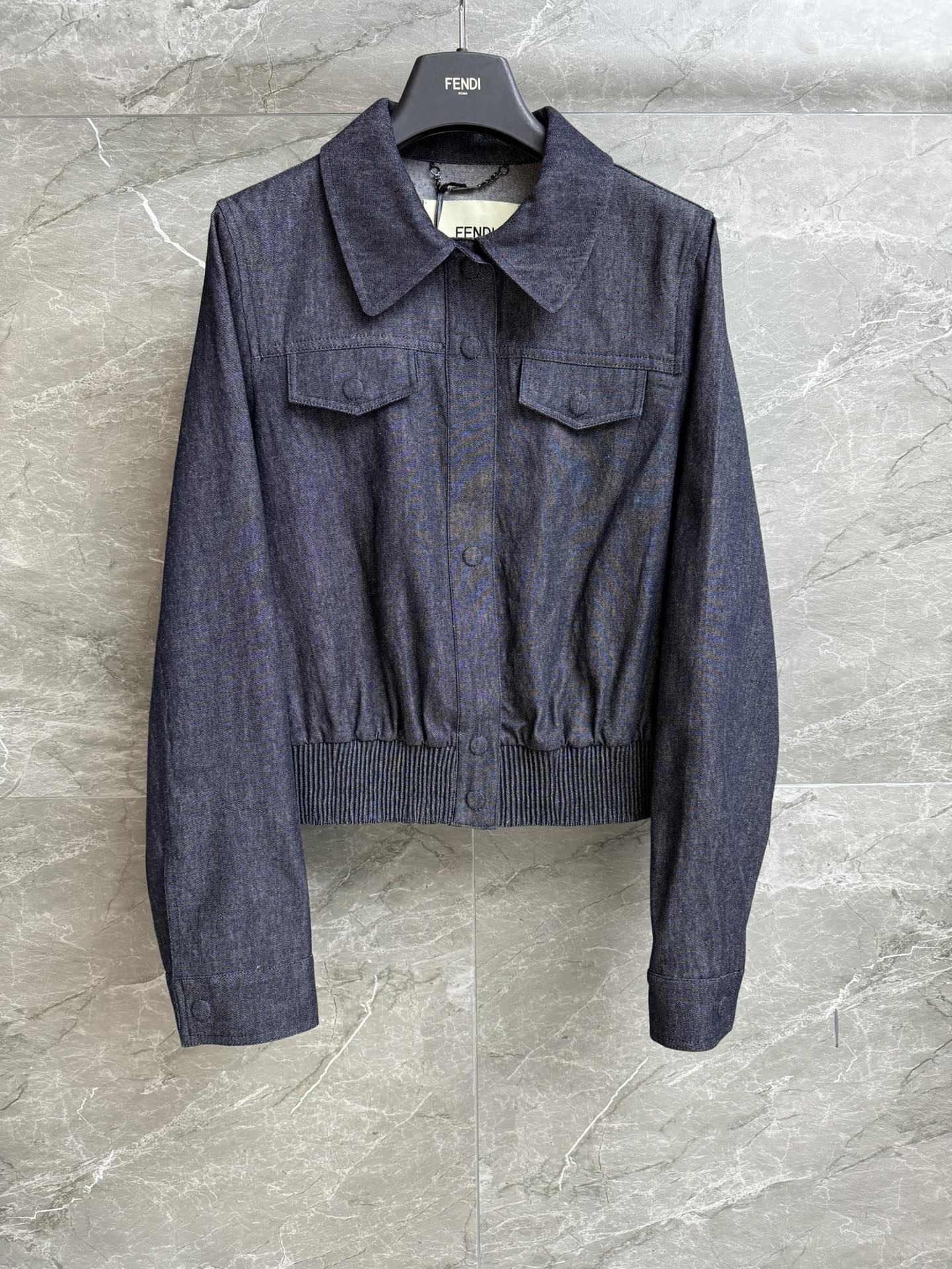 NO:464167,New early autumn style is available. FD blue denim jacket. 2025 autumn and winter series. Lapel single-breasted design. Back logo embroidery pattern embellishment. Simple and high-end color matching. Customized ultra-light denim cotton fabric. Soft and comfortable. Short style. Slim and temperament on the upper body. Size SML,, jackets & coats,alexander wang.19860909早秋新款上新啦 FD蓝色牛仔外套 2025秋冬系列 翻领单排扣设计 后背logo刺绣图案点缀 配色简约高级 定制超轻牛仔棉质面料 柔软舒适 短款版型 上身显瘦又气质 尺码SML,,jackets & coats,alexander wang,Women's clothing