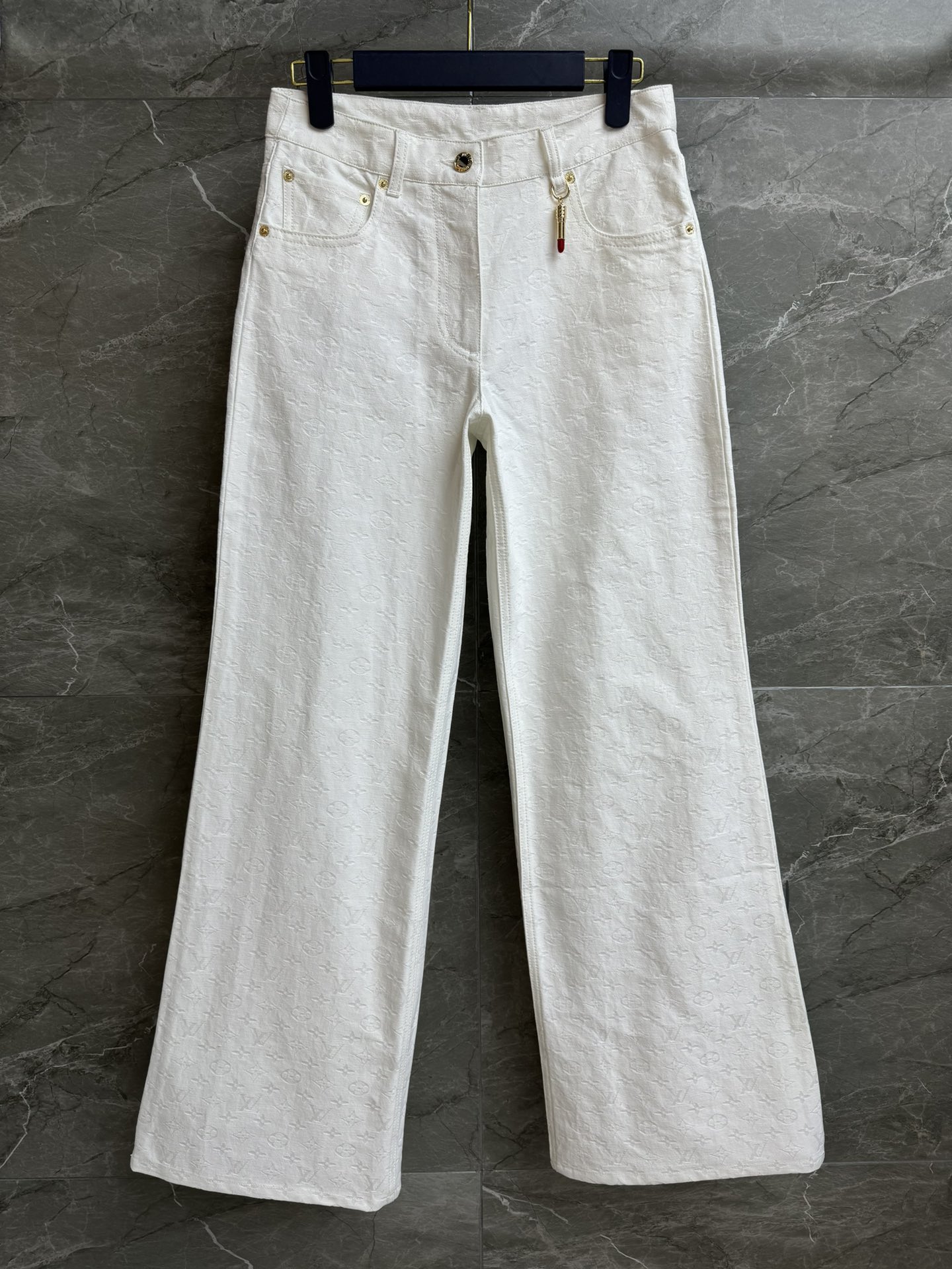 NO:464179,New models for early autumn are available!  L's white presbyterian jeans 2025 early autumn series Small lipstick pendant decoration Classic presbyterian embossed pattern Low-key luxury Full high-end sense Customized denim jacquard fabric Comfortable and crisp Straight pants style Top body looks slim and versatile Full trademark Size SML,,louis vuitton,jeans,alexander wang19860909早秋新款上新啦！ L家白色老花牛仔裤 2025早秋系列 小口红吊坠装饰 经典老花压花图案 低调奢华 满满高级感 定制牛仔提花面料 舒适挺括 直筒裤版型 上身显瘦又百搭 商标齐全 尺码SML,,louis vuitton,jeans,alexander wang,Women's clothing