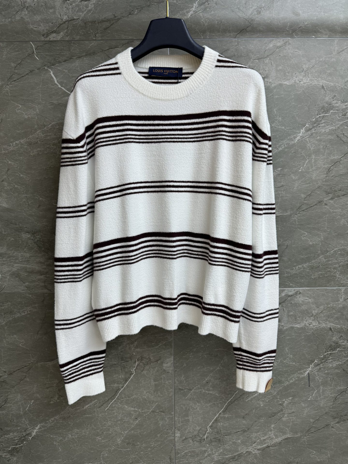 NO:464185,New models for early autumn are available. L family striped knitted sweater. 2025 early autumn series. Round neck ribbed neckline. Leather logo logo decorative cuffs. Striped color matching casual and fashionable. Custom knitted fabric. Soft and comfortable. Loose style is not suitable for people. Full trademark sizes. SML,,louis vuitton,sweaters,alexander wang.19860909早秋新款上新啦 L家条纹针织毛衣 2025早秋系列 圆领罗纹领口 皮质logo徽标装饰袖口 条纹配色休闲时髦 定制针织面料 柔软舒适 宽松版型不挑人穿 商标齐全 尺码SML,,louis vuitton,sweaters,alexander wang,Women's clothing