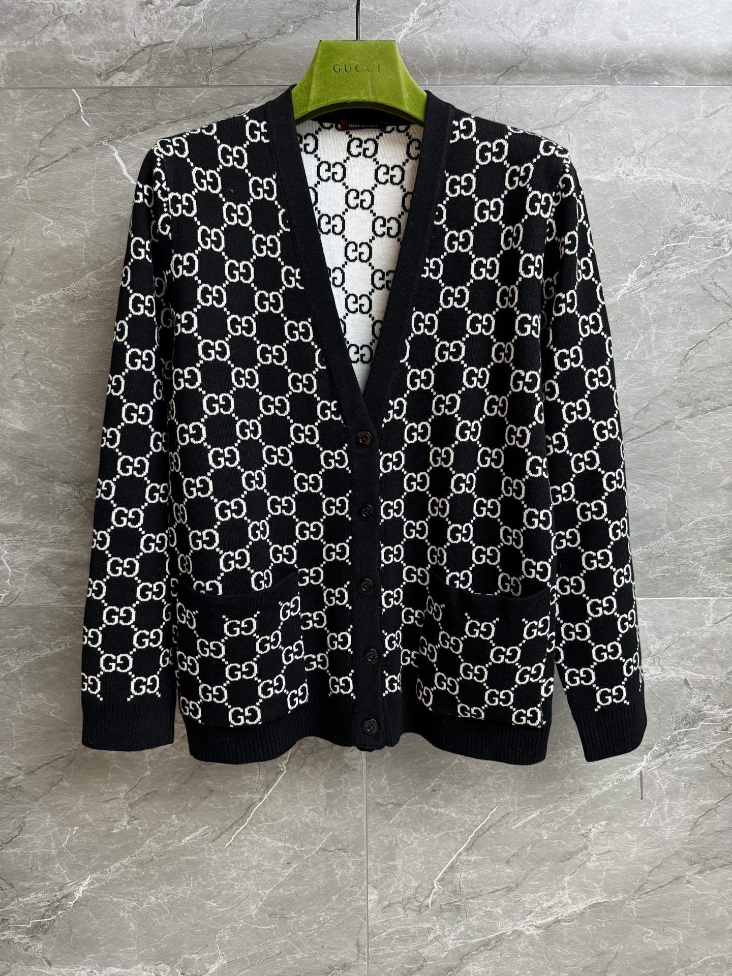 NO:464200,New models for early autumn are shipped. G-home double-sided knitted cardigan. 2025 autumn and winter series. Temperament V-neck neckline. Double-sided presbyterian jacquard pattern. Black and white color combination. Retro and high-end. Double-sided wearable. Versatile and practical wear. Wool-blend knitted fabric. Comfortable and skin-friendly. Loose style. Slim and temperament on the upper body. Full trademark. Size SMLxL,,gucci,alexander wang.19860909早秋新款出货啦 G家双面穿针织开衫 2025秋冬系列 气质V领领口 双面老花提花图案 黑白配色复古高级 双面可穿 百搭实穿 羊毛混纺针织面料 舒适亲肤 宽松版型 上身显瘦又气质 商标齐全 尺码SMLxL,,gucci,alexander wang,Women's clothing