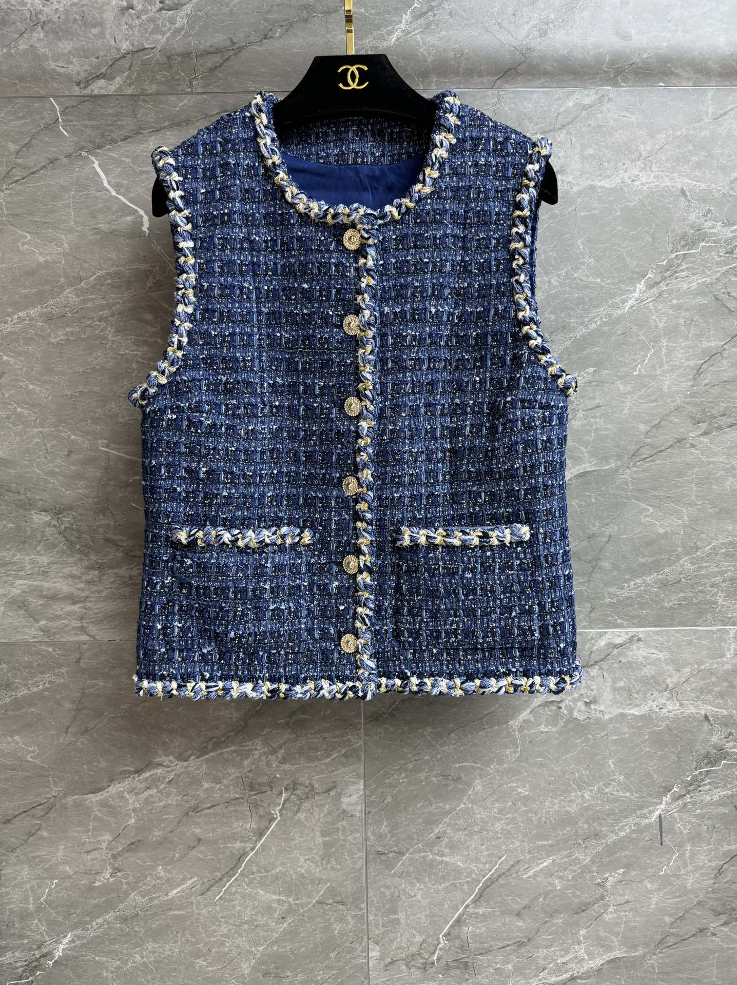 NO:465840,New models for early autumn are available!  Xiangjia blue checked vest 2025 Handicraft Series Round neck single-breasted design Exquisite bright silk piping Retro gold buckle decorative embellishment Blue checked color scheme Full of high-end custom tweed fabric Silk lining Short style Top body slim and temperament Full trademark Size SML, Chanel, real silk, alexander wang19860909早秋新款上新啦！ 香家蓝色格纹马甲 2025手工坊系列 圆领单排扣设计 精致亮丝滚边 复古金扣装饰点缀 蓝色格纹配色 满满高级感 定制斜纹软呢面料 真丝里衬 短款版型 上身显瘦又气质 商标齐全 尺码SML,,chanel,real silk,alexander wang,Women's clothing