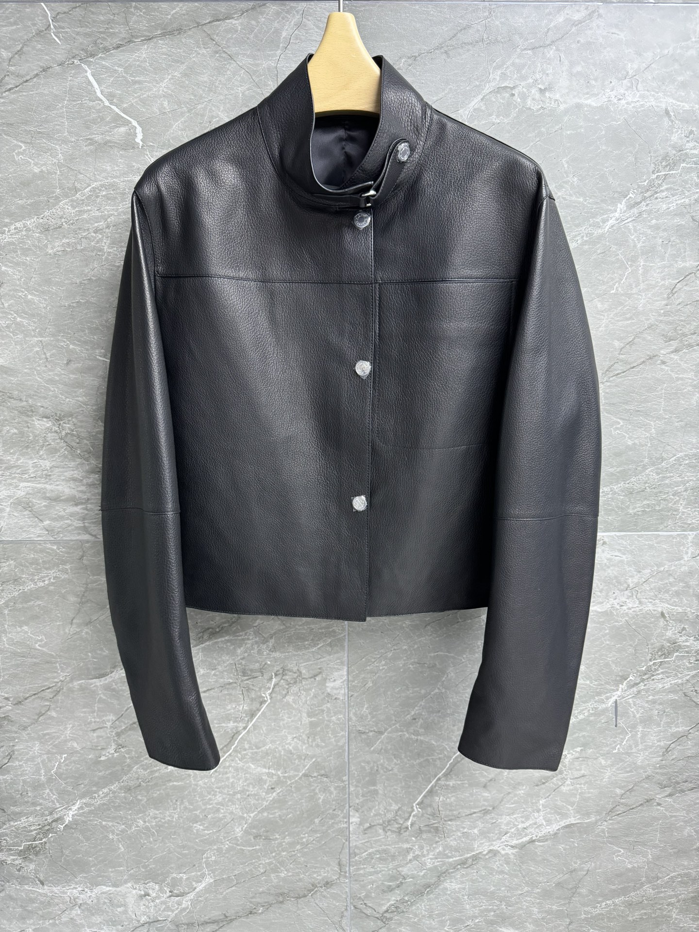 NO:465828,New models with dust bags in early autumn are available. H-home stand-alone sheepskin jacket 2025 autumn and winter series. Small stand-alone collar design. Exquisite logo button decoration. Fashionable and handsome. Custom goatskin fabric. Soft and high-quality. Super texture. Short style. Slim and temperament. Full trademark. Size SML,, jackets & coats, sheepskin, alexander wang.19860909配防尘袋早秋新款上新啦 H家立领羊皮外套 2025秋冬系列 小立领设计 精致logo纽扣装饰点缀 时髦帅气 定制山羊皮面料 柔软高级细腻 超有质感 短款版型 上身显瘦又气质 商标齐全 尺码SML,,jackets & coats,sheepskin,alexander wang,Women's clothing