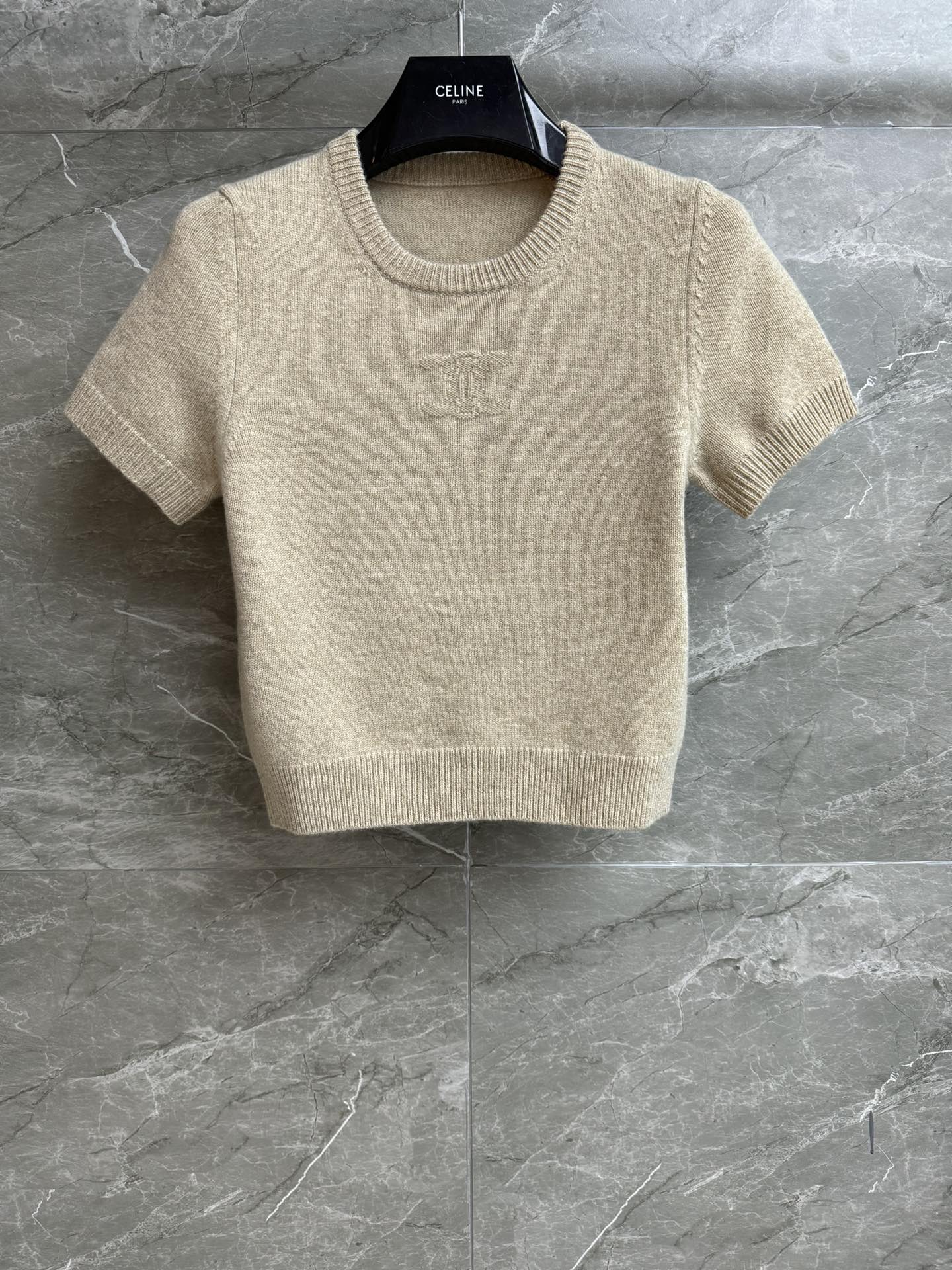 NO:465839,New models for early autumn are available. CL Arc de Triomphe jacquard short sleeves. 2025 early autumn series. Round neck ribbed neckline. Arc de Triomphe jacquard pattern on chest. Gentle and high-end color matching. Wool knitted fabric. Soft and comfortable. Short slim fit style. The upper body looks slim and versatile. Full trademark. Size SML, T-shirt, alexander wang.19860909早秋新款上新啦 CL凯旋门提花短袖 2025早秋系列 圆领罗纹领口 胸前凯旋门提花图案点缀 配色温柔高级 羊毛针织面料 软糯舒适 短款修身版型 上身显瘦又百搭 商标齐全 尺码SML,,T-shirt,alexander wang,Women's clothing