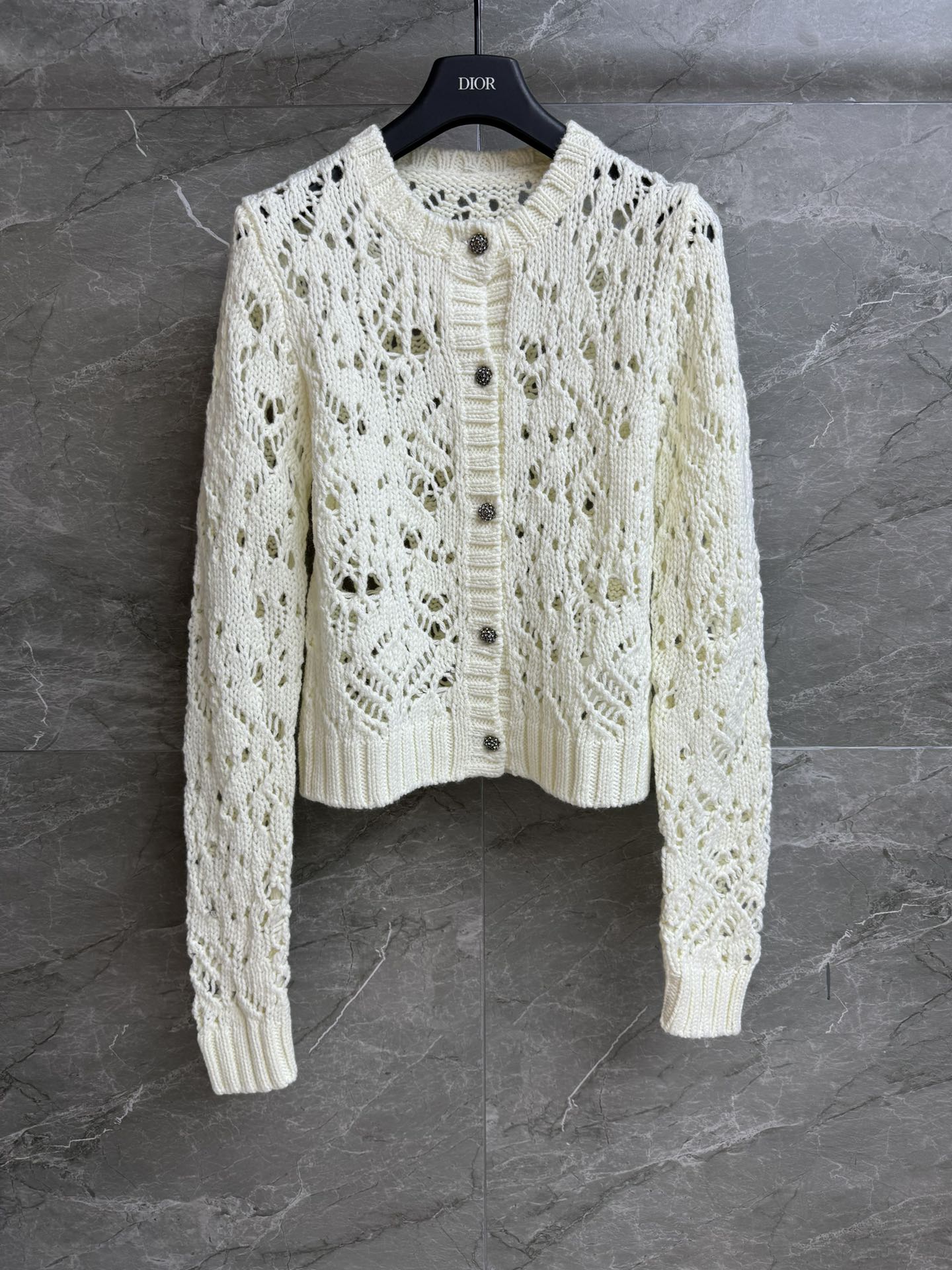 NO:467599,New models for early autumn are available. D home hollow knitted cardigan 2025 early autumn series. Round neck single-breasted design. Exquisite CD diamond buckle decoration embellishment. Chic hollow knitted pattern. Lazy and exquisite. Very beautiful. Custom knitted fabric. Soft and comfortable. Short style. Slim and temperament on the upper body. Full trademark. Size SML,,dior,alexander wang.19860909早秋新款上新啦 D家镂空针织开衫 2025早秋系列 圆领单排扣设计 精致CD钻扣装饰点缀 别致的镂空编织图案 慵懒又不失精致感 很有美感 定制针织面料 柔软舒适 短款版型 上身显瘦又气质 商标齐全 尺码SML,,dior,alexander wang,Women's clothing