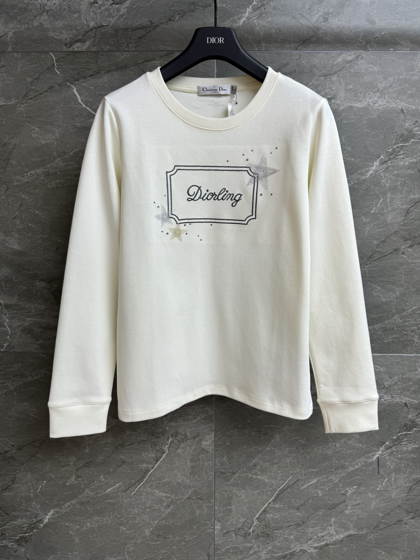 NO:467621,New early autumn style is available. D-home Star Embroidery Long Sleeve T 2025 Early autumn series. Round neckline design. Star letter embroidery pattern embellishment. Exquisite and fashionable. Customized cotton material. Skin-friendly and breathable. Normal style. Slim and versatile. Full trademark. Size SML,,dior,alexander wang.19860909早秋新款上新啦 D家星星刺绣长袖T 2025早秋系列 圆领领口设计 星星字母刺绣图案点缀 精致时髦减龄 定制纯棉材质 亲肤透气 正常版型 上身显瘦又百搭 商标齐全 尺码SML,,dior,alexander wang,Women's clothing